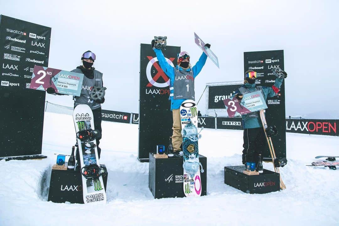 アナログクロージングさんのインスタグラム写真 - (アナログクロージングInstagram)「🚨LAAX OPEN Update🚨  After pushing through some challenging weather in finals, #BurtonTeam riders @zoisynnott and @leonvockensperger landed themselves in the second spot on the slopestyle podium 🥈and @nik.mattsson took the 🥇on the men’s podium.   Stay tuned for updates on #LAAXOpen pipe finals.」1月23日 2時42分 - burtonsnowboards
