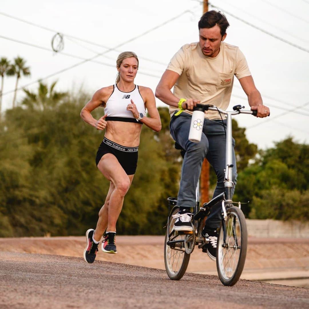 エマ・コバーンのインスタグラム：「800m repeats on the canal in the @newbalance Rebel. Any guesses on what pace this one was? Also....yes, I know this bike is just so so cool..don’t be jealous 😜」