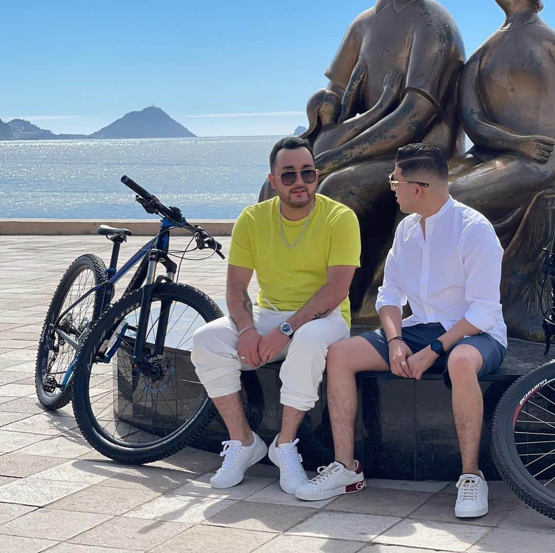 ケビン・オーティズのインスタグラム：「una fotona con mi compa @alejandrogarciamusic  denle amor a la foto #seriainteresante #mazatlan #mazatlansinaloa @badsinmusic @a.castaneda_a 🙏🏻🔥👌🏻💪🏻」