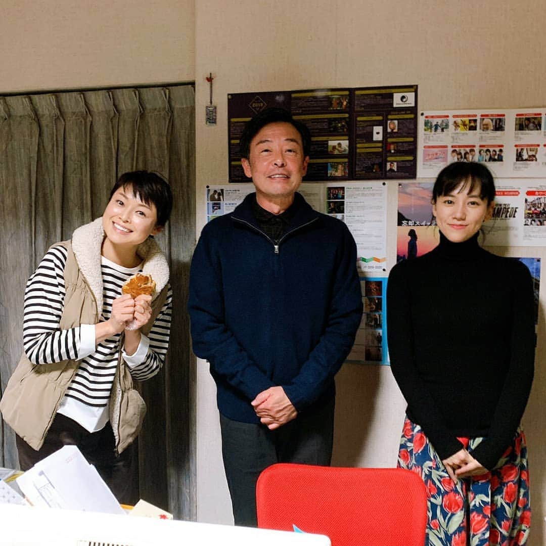 光石研さんのインスタグラム写真 - (光石研Instagram)「二点お知らせです🔔  ●北九州市×TNC製作「映画の街・北九州」に主演させて頂いております。(写真は昨年末の記者会見とクランクアップ時の様子) 下記サイトから動画が観れますので、是非チェックお願いします🎦 https://www.tnc.co.jp/eiganomachi/  ●1月25日(月)から西日本新聞にて『As time gose ばい！』(全50回)という連載が始まります📰 イラストはなんと渋谷直角先生にお願いしております！ こちらも是非チェックお願い致します。  【by staff】」1月23日 2時51分 - kenmitsuishi_official