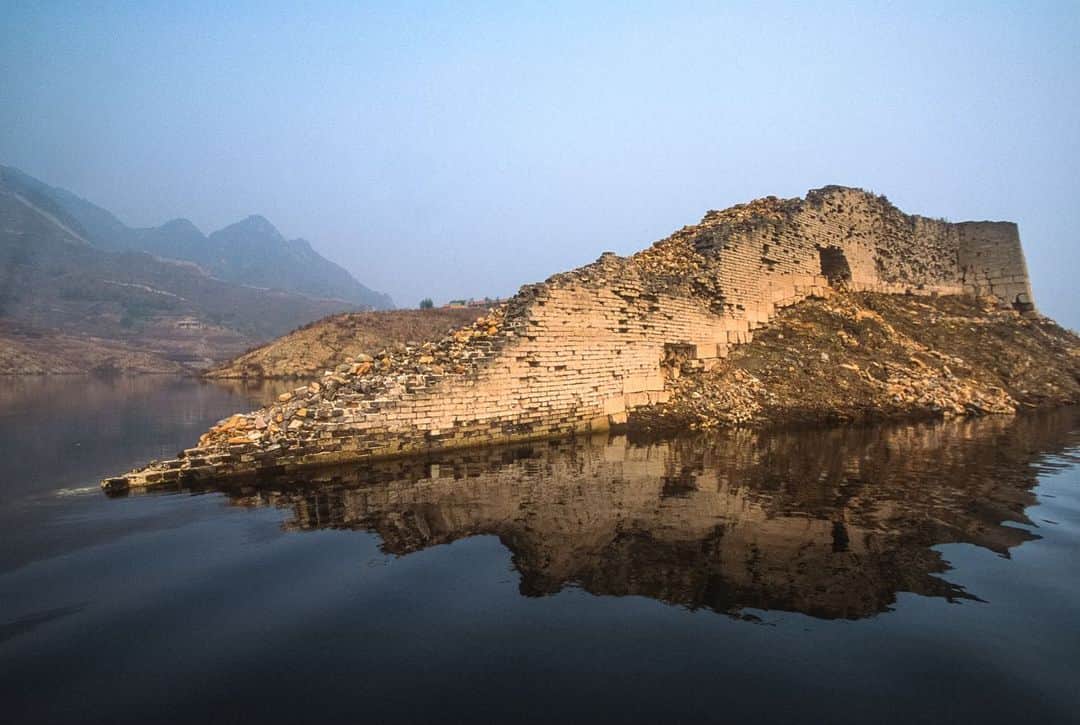 ナショナルジオグラフィックさんのインスタグラム写真 - (ナショナルジオグラフィックInstagram)「Photos by Michael Yamashita @yamashitaphoto / The Great Wall meets water in the Panjiakou reservoir. The reservoir was created after the Luan River was dammed in the late 1970s, submerging sections of the wall and turning farmers into fishermen. In times of drought, more wall is exposed as the lake level drops. Fishermen cast their nets over the submerged sections as the wall acts like an artificial reef attracting the fish stocked in its waters. The Panjiakou reservoir supplies water to the Tianjin Province. #panjiakou #panjiakoureservoir #greatwall #greatwallofchina #reservoir」1月23日 2時51分 - natgeo