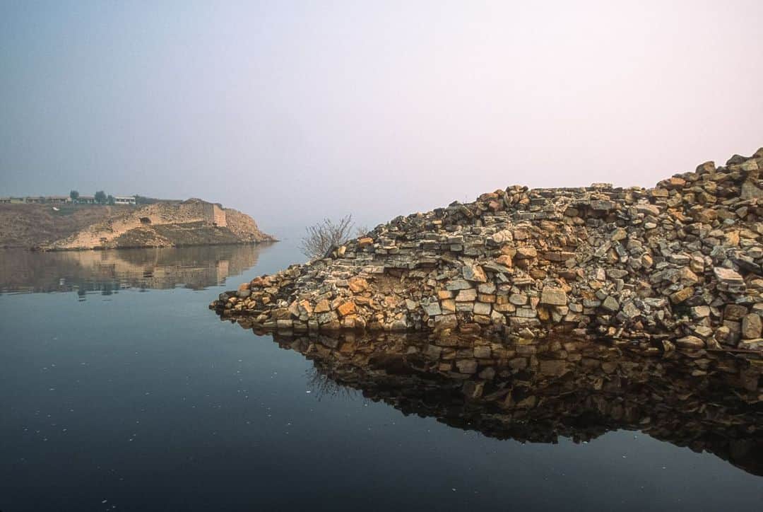 ナショナルジオグラフィックさんのインスタグラム写真 - (ナショナルジオグラフィックInstagram)「Photos by Michael Yamashita @yamashitaphoto / The Great Wall meets water in the Panjiakou reservoir. The reservoir was created after the Luan River was dammed in the late 1970s, submerging sections of the wall and turning farmers into fishermen. In times of drought, more wall is exposed as the lake level drops. Fishermen cast their nets over the submerged sections as the wall acts like an artificial reef attracting the fish stocked in its waters. The Panjiakou reservoir supplies water to the Tianjin Province. #panjiakou #panjiakoureservoir #greatwall #greatwallofchina #reservoir」1月23日 2時51分 - natgeo