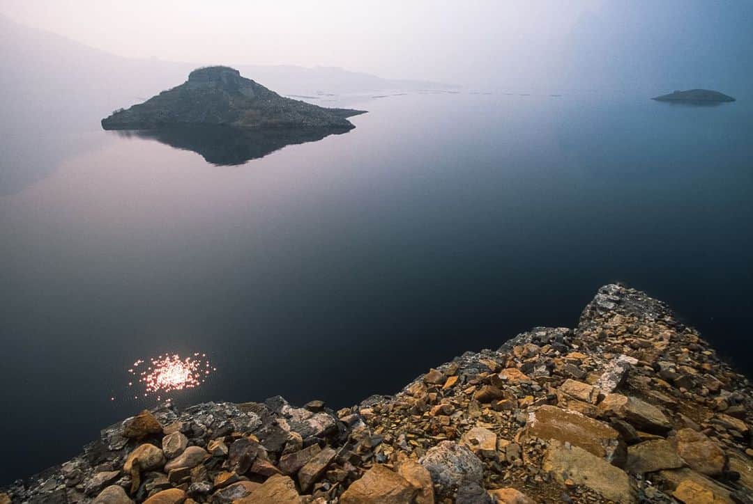ナショナルジオグラフィックさんのインスタグラム写真 - (ナショナルジオグラフィックInstagram)「Photos by Michael Yamashita @yamashitaphoto / The Great Wall meets water in the Panjiakou reservoir. The reservoir was created after the Luan River was dammed in the late 1970s, submerging sections of the wall and turning farmers into fishermen. In times of drought, more wall is exposed as the lake level drops. Fishermen cast their nets over the submerged sections as the wall acts like an artificial reef attracting the fish stocked in its waters. The Panjiakou reservoir supplies water to the Tianjin Province. #panjiakou #panjiakoureservoir #greatwall #greatwallofchina #reservoir」1月23日 2時51分 - natgeo