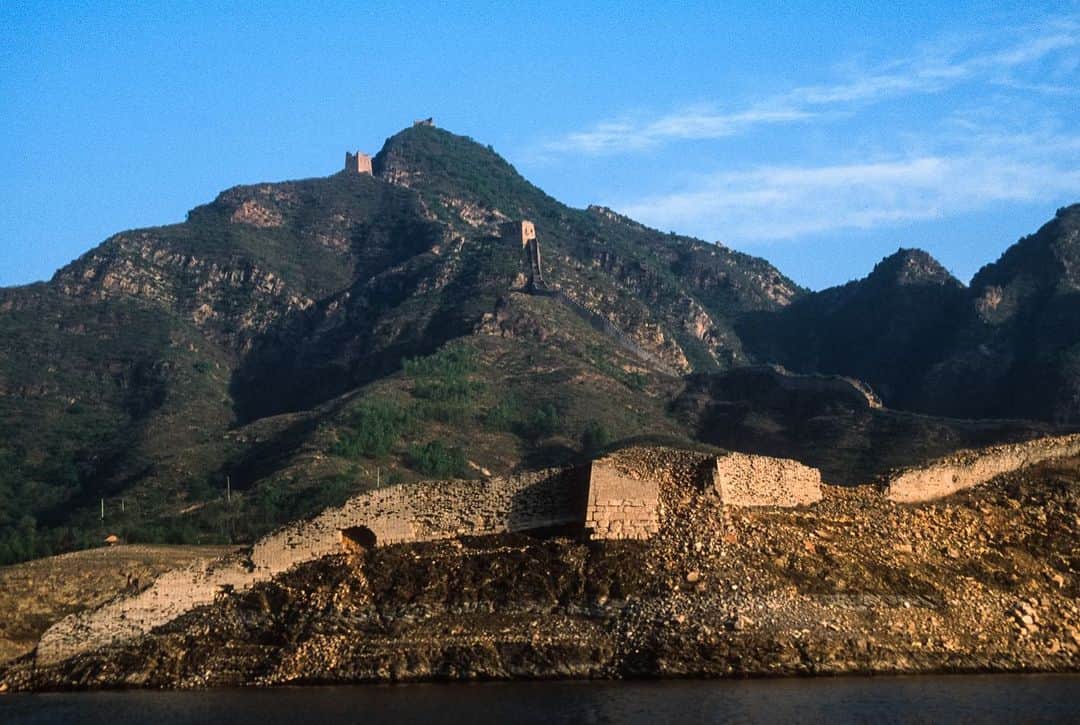 ナショナルジオグラフィックさんのインスタグラム写真 - (ナショナルジオグラフィックInstagram)「Photos by Michael Yamashita @yamashitaphoto / The Great Wall meets water in the Panjiakou reservoir. The reservoir was created after the Luan River was dammed in the late 1970s, submerging sections of the wall and turning farmers into fishermen. In times of drought, more wall is exposed as the lake level drops. Fishermen cast their nets over the submerged sections as the wall acts like an artificial reef attracting the fish stocked in its waters. The Panjiakou reservoir supplies water to the Tianjin Province. #panjiakou #panjiakoureservoir #greatwall #greatwallofchina #reservoir」1月23日 2時51分 - natgeo