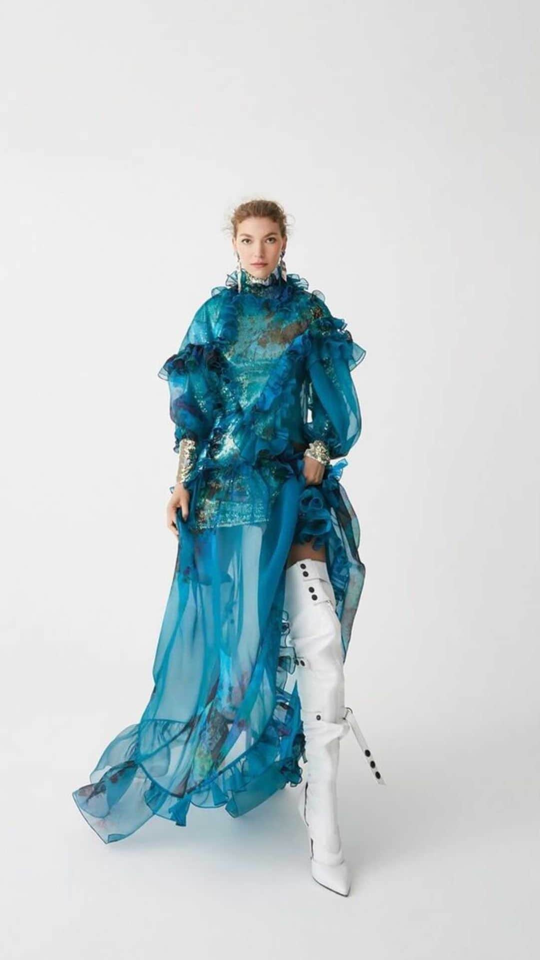 アリゾナ・ミューズのインスタグラム：「This dress has a life of its own 💙 Made by @preenbythorntonbregazzi from recycled single-use plastic material. BTS with @countryandtownhouse 📷」