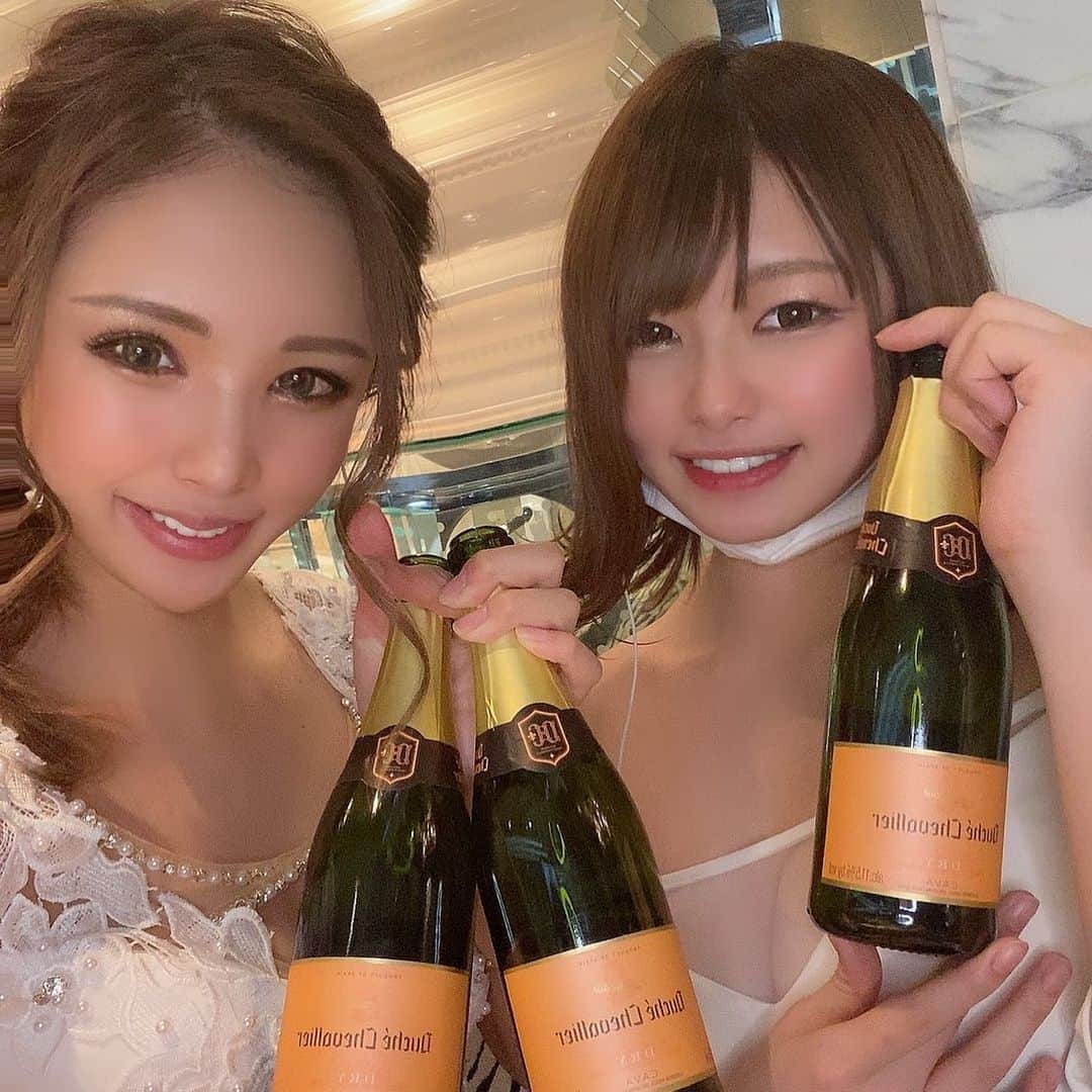 藤咲ひなたのインスタグラム：「おはようございます☀  昨日は救世主様がいらしてくれたりオンラインの救世主様が現れたり 誰も来てくれなくてメンタル死ぬかと思いましたが、なんとか乗り切れた１日でした🥺❤️ 日頃からこんな時期に本当に感謝です😢  本日は20時からおります🙏  P&J 札幌市中央区南４条西３丁目 N-プレイスビル 5F 011-518-1444 💋藤咲ひなた💋」