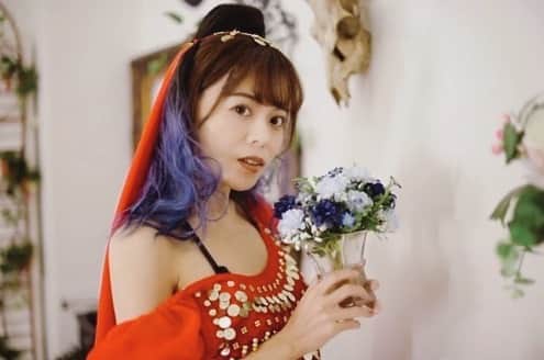 のインスタグラム：「rainyday💐  @jun_11_photo さん #shooting #撮影 #studio #red #ジャスミン #アラビアンナイト#flower #happynewyear2020 #リクエスト撮影 #撮影会 #アリアナポニー #blue #model #サロンモデル #ブライダル #ウェディングモデル #ブライダルモデル　 #ポートレートしま専科  #ポートレート  #photography  #写真  #写真好きな人と繋がりたい  #写真撮るの好き人と繋がりたい  #portraitmodel  #東京カメラ部  #カメラマン募集  #ファインダー #ファインダー越しの私の世界 #rainyday  #followme ‪ ‬」