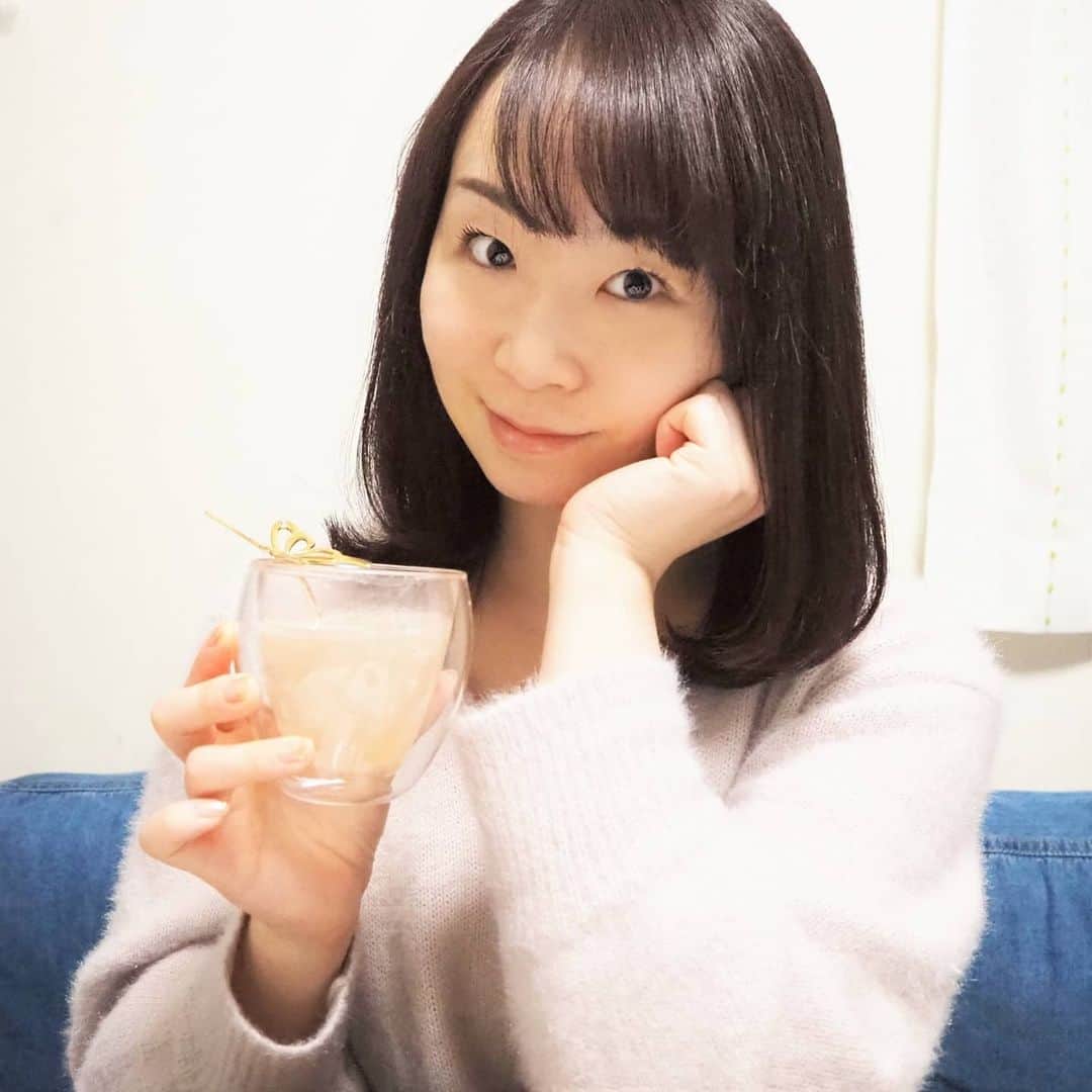 Kuboi Ayumiさんのインスタグラム写真 - (Kuboi AyumiInstagram)「おうち時間が多くなって１年近く。  運動することが減ったのに、しっかり食べちゃっているので 気になってきたぽっちゃり（笑） なので、無理せずに家族がいない時は置き換えダイエットをしています。 仕事が忙しくてランチなどが出来ない時などにも飲んでいます。  最近、置き換えに使っているのは、タンパクオトメ（@tamachanshop）。 パッケージはシンプルでかわいいデザインで、女性用美容専門プロテイン﻿なんですよ。 しなやかで細く引き締まったボディメイクを目指す女性のための﻿プロテインで ビタミン・ミネラル類など20種類以上も美容成分配合﻿されています。  日中やトレーニング時にもいいのですが、特に休息プロテインとして夜に摂取するのもおすすめ。 このプロテイン、夜のリラックスタイムにたんぱく質を補給しておくと、寝ている間の休息をサポートしてくれるんですよ。  ちなみに、味は南国フルーツ味で飲みやすいですよ。 今日も飲んで寝ようっと。  #ダイエット #おこもり美容 #diet #置き換えダイエット #おうち時間 #おうちじかん #産後ダイエット #タマチャンショップ #タンパクオトメ #sponsored #プロテイン #タンパク質 #グリシン #夜美容 #休息プロテイン #夜活」1月23日 12時18分 - himekagami