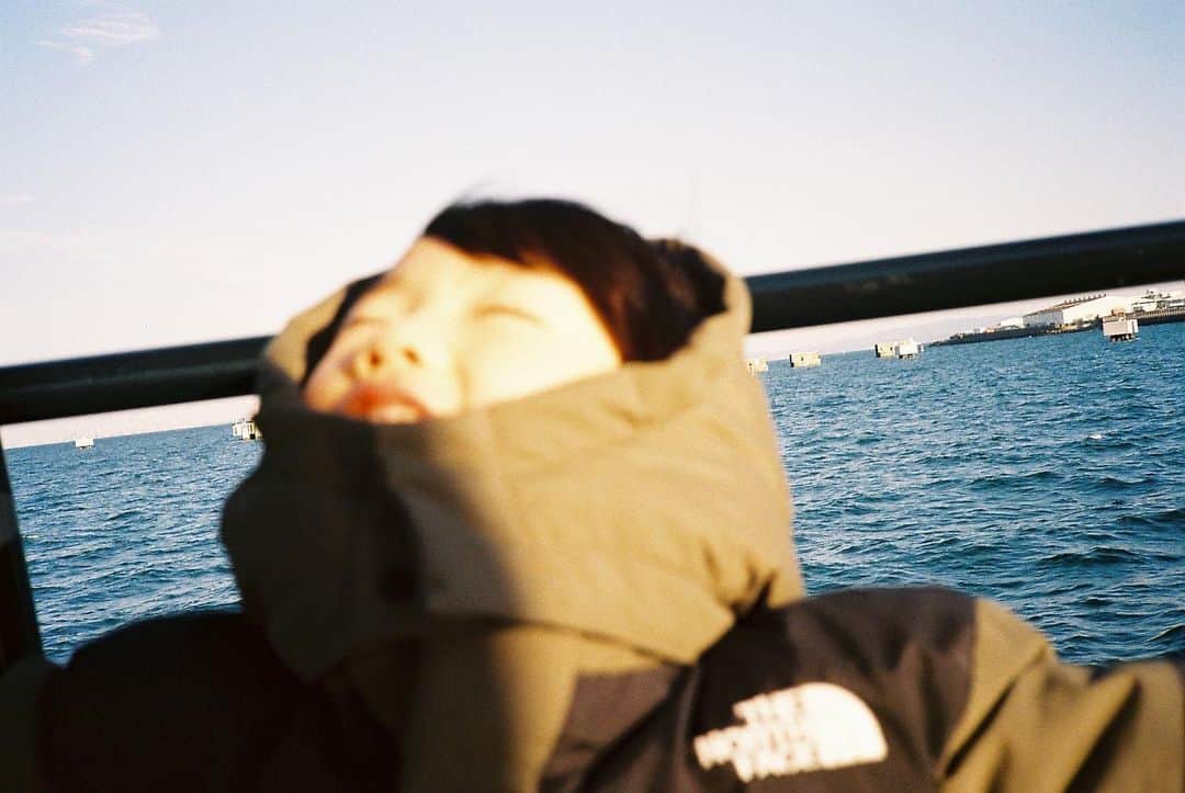 花盛友里のインスタグラム：「横須賀で大好きな母艦や潜水艦を見るために船に乗った時の写真。」