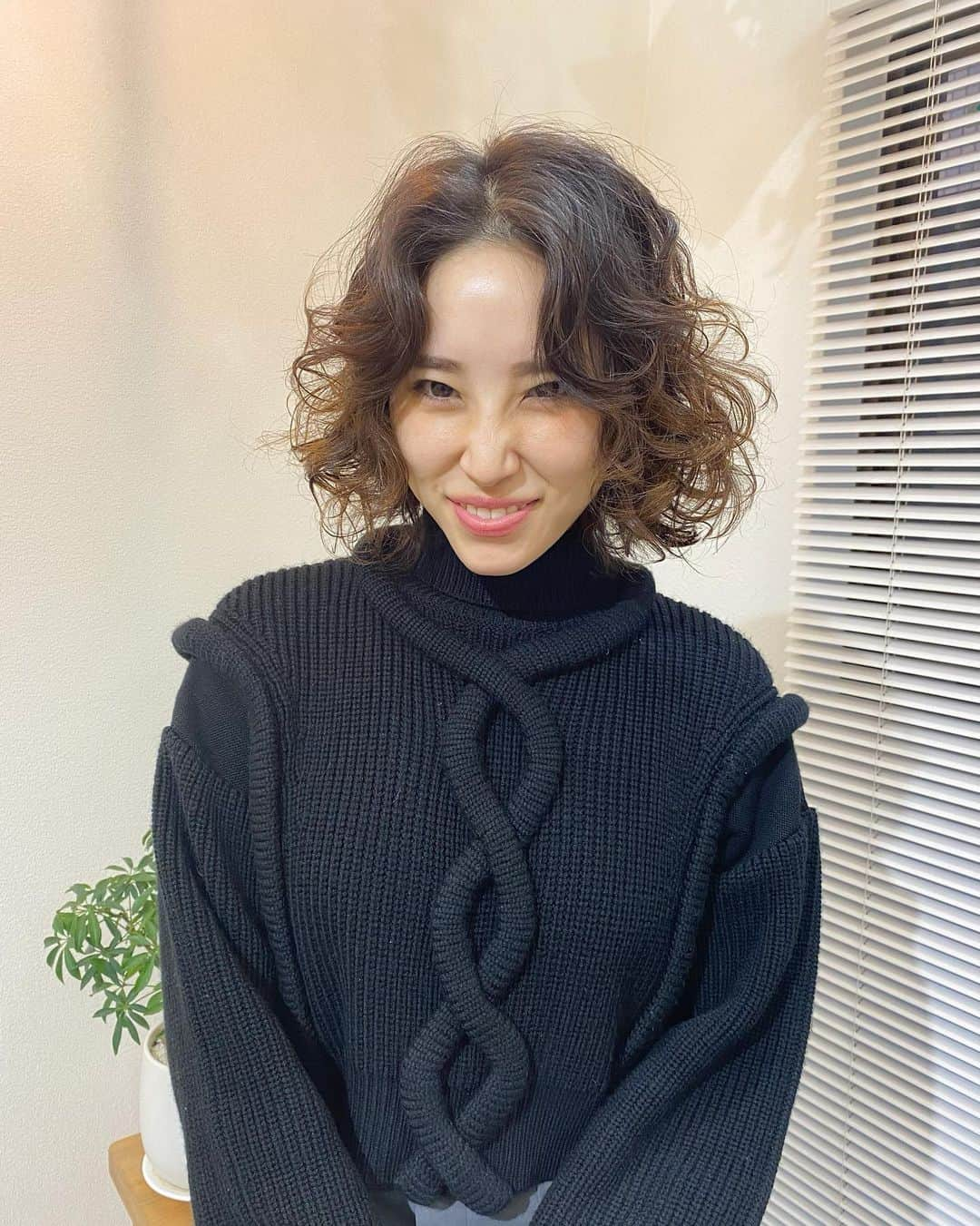 mikerr（ミカ）さんのインスタグラム写真 - (mikerr（ミカ）Instagram)「✂︎ Keyword for this month is make over. Do you think my hair looks good? * クルクルデビューしました〜 70年代のファラフォーセット風にしたくて、手先魔法使いのtomocaさんにおしゃれに仕上げてもらいました👩🏽‍🦱👠 "お気に入り" 元が果てないストレートヘアなので、キープできるようにヘアケア頑張らなきゃね * #makeover #hairstyle #hairchange #perm #permhair #farrahfawcett #70s #cut #トライバルパーマ #tribalperm #thankyou #love #me #un3d」1月23日 12時20分 - mikerr_33