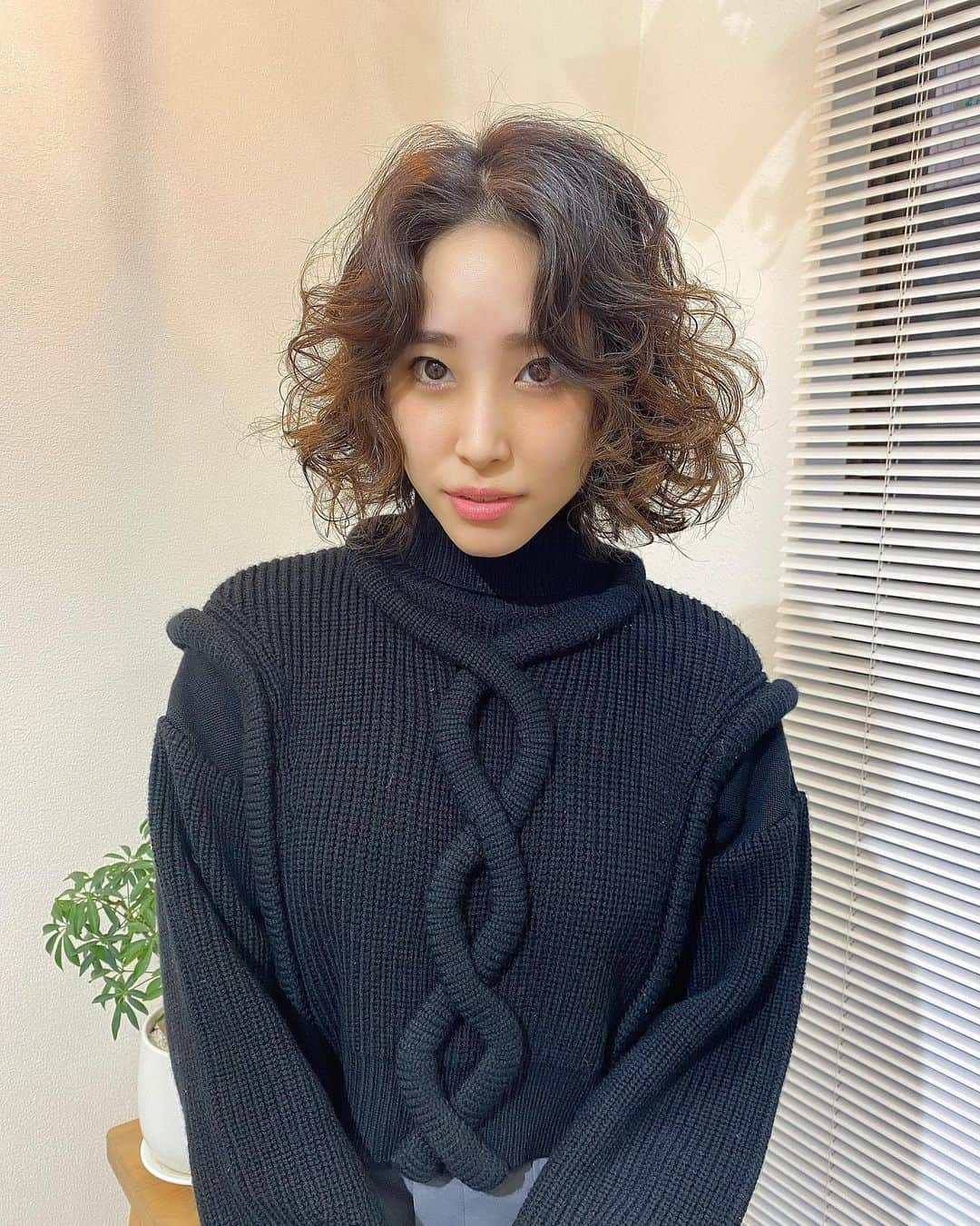 mikerr（ミカ）さんのインスタグラム写真 - (mikerr（ミカ）Instagram)「✂︎ Keyword for this month is make over. Do you think my hair looks good? * クルクルデビューしました〜 70年代のファラフォーセット風にしたくて、手先魔法使いのtomocaさんにおしゃれに仕上げてもらいました👩🏽‍🦱👠 "お気に入り" 元が果てないストレートヘアなので、キープできるようにヘアケア頑張らなきゃね * #makeover #hairstyle #hairchange #perm #permhair #farrahfawcett #70s #cut #トライバルパーマ #tribalperm #thankyou #love #me #un3d」1月23日 12時20分 - mikerr_33