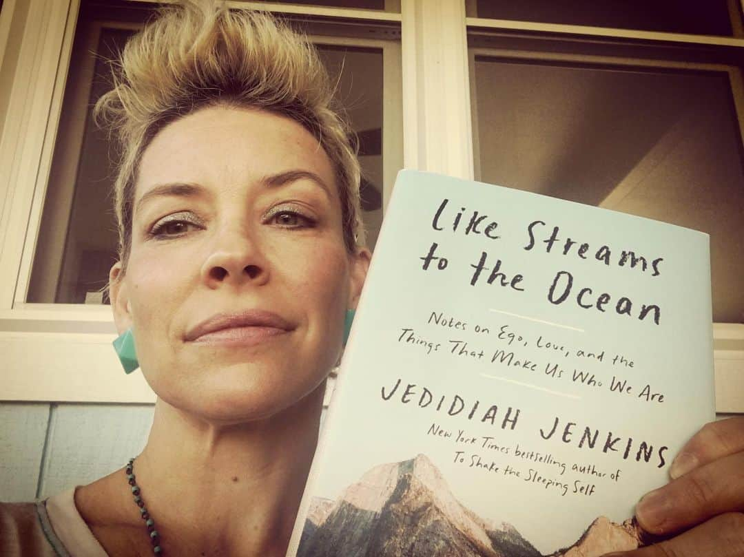 エヴァンジェリン・リリーのインスタグラム：「I just got home to Hawaii and look what was waiting for me there.  An early copy of Like Streams To The Ocean by my cherished soul-friend and beyond talented...inspired writer @jedidiahjenkins. Maybe you read his beautiful travel memoire, To Shake The Sleeping Self, where he cycled from California to Patagonia, maybe you fell in love with his writing here, on Insta like I did, or maybe you’ve never heard of him...his writing is for all of us.  In a time of polarization, anger, division, protectionism and cancel culture Jed is a breath of fresh air.  His voice is fair, measured, vulnerable and brave.  He speaks of things of the heart, the head and the loins by exposing his own.  I envy him, love him and want only the best for him.  Check out his book, it comes out Feb 02.  I bet it’s amazing.  I’m about to find out.  xxoo   #likestreamstotheocean #toshakethesleepingself #bookrelease #thoughtful #inspired #kind #meaningful #good #jedidiahjenkins」