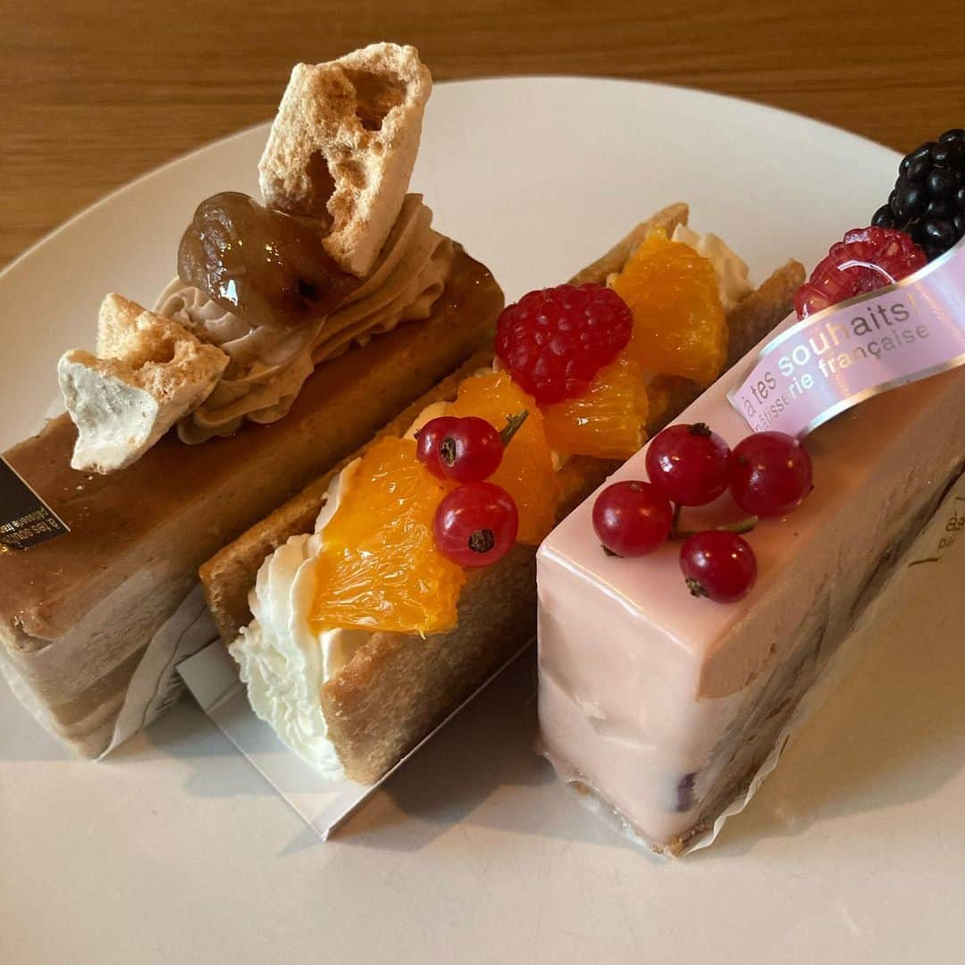 Karinのインスタグラム：「à tes souhaits! 久しぶりにアテスウェイのケーキを🧁  左から marron épicé  tarte aux fromage  ruby スペルまで覚えてなかったw  マロンエピセはスパイスの香り漂う栗のケーキ。栗の甘味とシナモンの香りが私には新鮮で、りんご（洋梨？）のコンポートとメレンゲのサクサク感も美味しかった♪  タルト・オ・フロマージュはクッキーみたいにサクサクなタルト生地？でチーズケーキとクリームが挟まれていて、オレンジの酸味でさっぱりいただきました♡  ルビーは色合いがツボでしたが、お味も甘酸っぱいケーキが好きな私には最高でした。タルト生地のサクサク感が半端なくて、カシス？の甘酸っぱさとホワイトチョコの甘味もたまらなく美味しかった。  甘いものを食べる前にヨーグルトとか青汁飲んだり、食後に甘いものを食べるようにすると血糖値の急上昇を防げるんじゃ無いかなぁーと思います^ ^  #karinsgourmet #gateau #ダイエット#アテスウェイ」