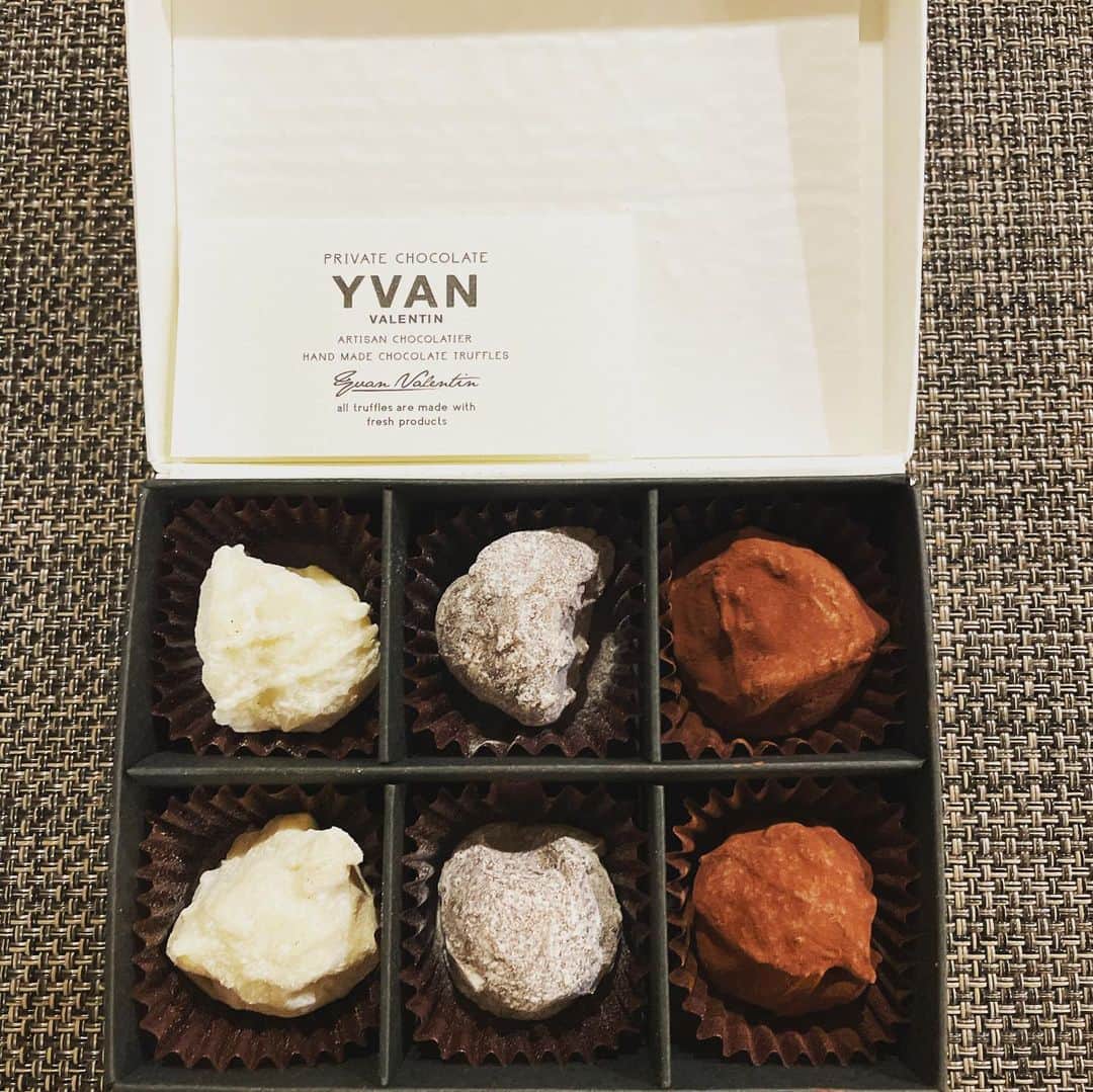 のインスタグラム：「先行バレンタイン〜自分へのご褒美その①〜「YVAN VALENTIN 」  数年前友人とベルギー旅行をしてからチョコレート好きになった。それからというものこの季節になると、ほろ苦い思い出は遥かかなたに、マイチョコ入手にそわそわし始めます。  てなわけでネット検索。この「イヴァン・ヴァレンティン」がちらついてきたので、早速入手しました。  バレンタインシーズンにしか一般販売されない、ハリウッド俳優御用達のロサンゼルス発レアチョコレート、ありがた〜くいただきます！2月14日待ちません！　　  ぱくり。 あまーい。 私には白のホワイトコアントローチョコレートトリュフが印象深い。  箱を開けた瞬間、チョコレートのグラデーションが美しいのでプレゼントしたら歓声が上がりそう。24個入りとかすごそう。  まだ1月23日。マイチョコ旅は始まったばかりなのでおそらくその②に続く。  #yvanvalentin  #チョコレート　 #自分へのご褒美 #バレンタイン  #ベルギー」