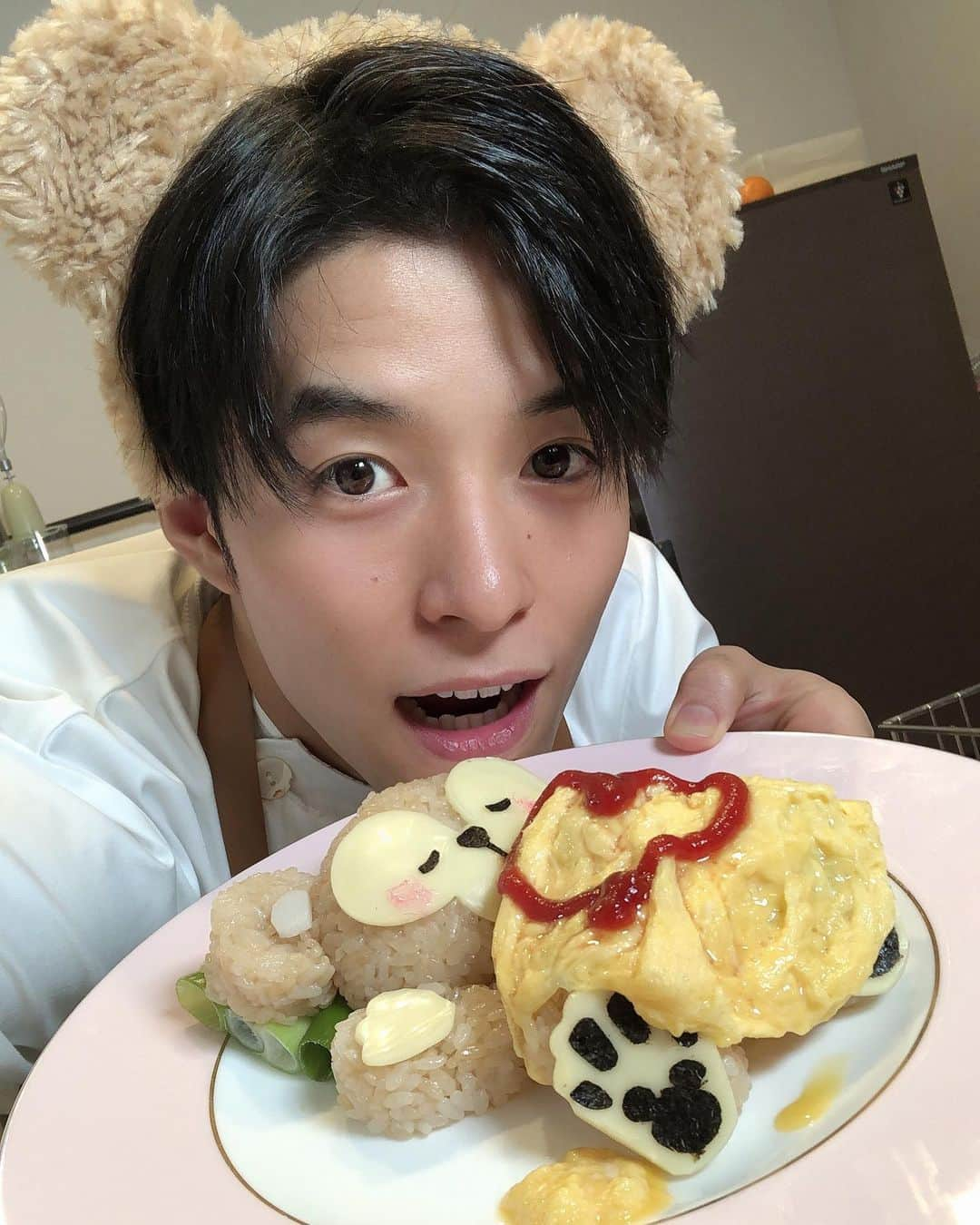 池田航さんのインスタグラム写真 - (池田航Instagram)「Do you like Duffy🐻❤ Always thank you for messages🥰🥰🥰🥰 ･ ･ やっほ！ダッフィーちゃん可愛いね❤ いつもコメントありがとうございます🐻 ･ #おうちのみんなを楽しませるために毎日LIVE実施中 #一緒に最高のおうち時間を過ごそう #おうち時間  #おうちの過ごし方  ･ ･ #緊急事態処置実施中 #緊急事態宣言 #自宅待機   @tocho_covid19  東京都公式の緊急事態処置実施活動のアカウントが出来ているみたいです！ 日々変わっていく情報の中でより早くコロナウイルスの情報を教えてくれるみたい！ 東京都のみんなはチェックしてみて😌 ･ ･ YouTubeにて🔎KOHクッキング🔍で 動画投稿してます！ 【池田航】で検索してね❤ ･ ･ ･ 料理アカウントもよかったらフォローしてね✨☞@chef.koh ･ ･ #富山県 #富山 #オム男子 #鎧勇騎月兎 #池田航 #スパコマ #超コマ #食育インストラクター #調理師免許 #スーパーフードプランナー #歯並び #料理男子 #笑顔」1月23日 12時25分 - kohcooking