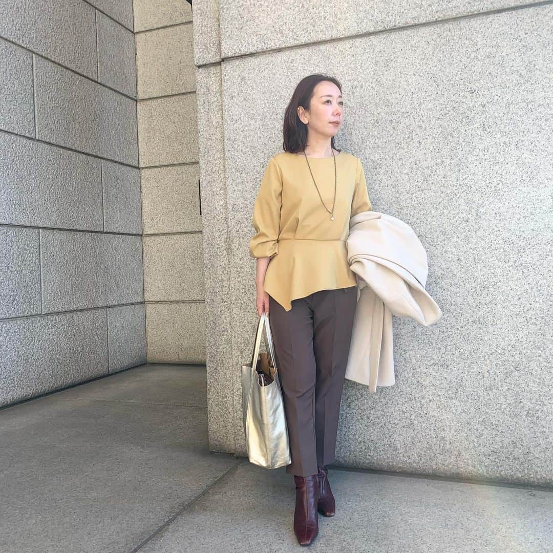 のインスタグラム：「『セットで5,900円！登場回数多めの溺愛アイテムたち』 ☆コーデBlog毎日更新中☆  ✏︎TODAY'S BLOG ✏︎﻿ ﻿春まで着れるSTFFおすすめセット 長谷川Dおすすめイエベセットをご紹介 ﻿⇨ストーリーズかプロフィールからリンク ﻿ ■ #アシメトリーペプラムブラウス  ■ #ブラウンベルト付きハイウエストパンツ  ﻿ セットで¥5900﻿ 単品での販売もあります  ﻿ ﻿  #長谷川dコーデ  #edistcloset﻿ #エディストクローゼット﻿ ____________________________________﻿ ﻿ 1/13〜2/7 初月半額‼️＋テレワークトップスプレゼント‼️﻿ ﻿ 👗 https://closet.edist.jp/edist-plus-one/14962 ﻿ __________________________________﻿ はじめてのお買い物で使える﻿ ¥1000オフクーポン﻿ 【STORE1】﻿ ※5000円以上のお買い物でご使用いただけます。﻿ ﻿ 🛒WEB STORE🛒﻿ https://closet.edist.jp/store ﻿ ﻿ ____________________________________﻿ ﻿ #大人カジュアルスタイル#sale #アウトレット　#outlet #アラフォーコーデ　#アラフォーライフ  #お得情報  #お買得　#アラフォーファッション　#高見えファッション　#スタイルアップ  https://ameblo.jp/edist-closet/entry-12651660545.html」