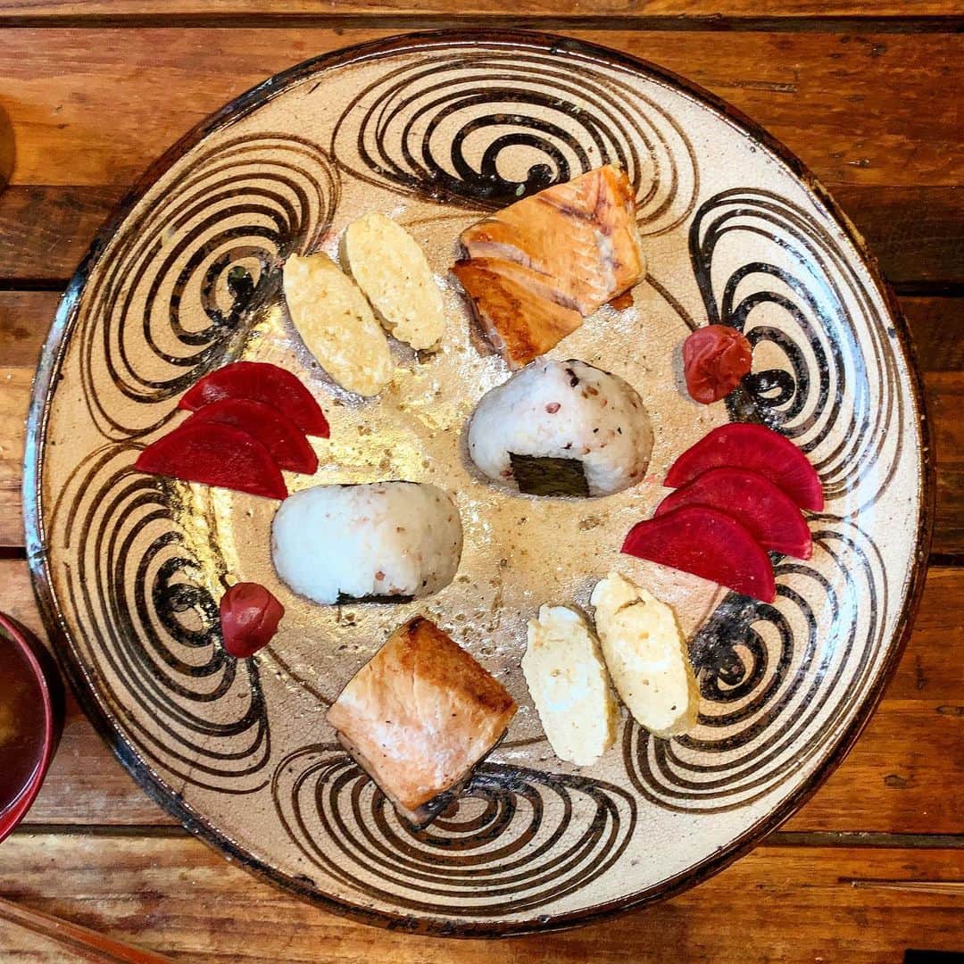 池内万作さんのインスタグラム写真 - (池内万作Instagram)「みちょ食堂さんの朝ごはん。 だし巻き、焼き鮭、おにぎり、梅干し、お味噌汁。 紅くるり大根の自家製ぬか漬けが高級感を醸し出しておりました♪ あー美味しかった♪ ありがとうー！ #みちょ食堂 #イケウチの食卓」1月23日 12時36分 - mandeshita