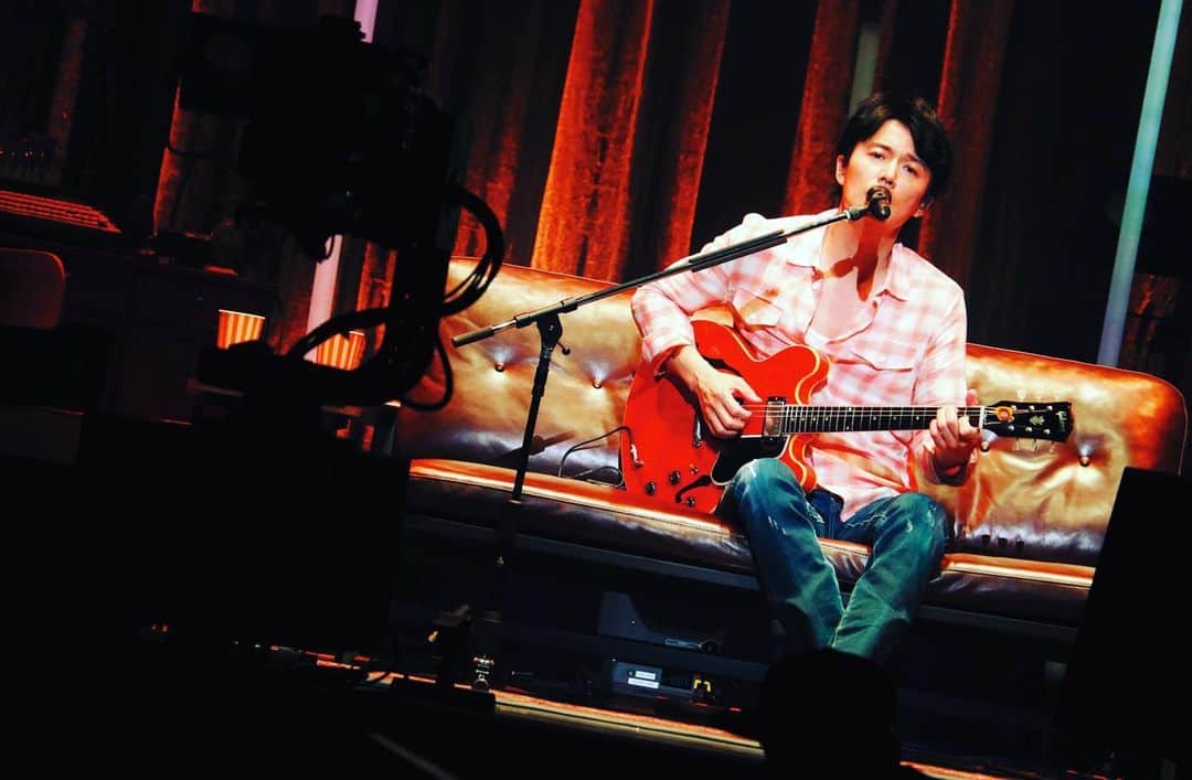 のインスタグラム：「福山雅治 公式YouTubeチャンネルにて、 過去のライブ映像がフルバージョンでお楽しみいただける『LIVE AT YOUR HOME II』第3弾🎸 ━━━━━━━━━━━━━ お前と密会 2017 大阪 ━━━━━━━━━━━━━ 公開しました‼️🎤  https://youtu.be/cgkR5kczUW8  #LIVE_AT_YOUR_HOME_II #BROS1991」