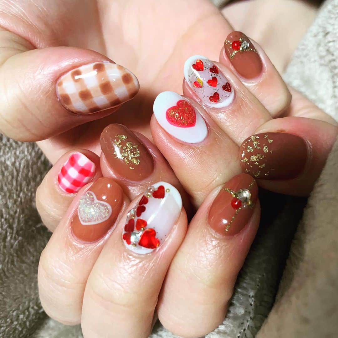 朝比奈ほのかさんのインスタグラム写真 - (朝比奈ほのかInstagram)「久しぶりに　#セルフネイル　したよ💅 #バレンタイン　ver. チョコの色は元々持ってる色を掛け合わせて作ってみました✨  自粛期間から暇で始めたセルフネイル💅 気づけばいつのまにか上達していましたw  材料はほとんど　@nail_town.shop さんで集めてます🥺 安いし可愛いの沢山あってついつい買いすぎちゃう笑  #ネイル　#おしゃれ　#バレンタイン　#ファッション　#チョコレート　#ギンガムチェック　#nail #fashion #japan #chocolate #self #valentine   #ネイルタウン #ネイルタウン公式アンバサダー募集」1月23日 12時48分 - hoo417