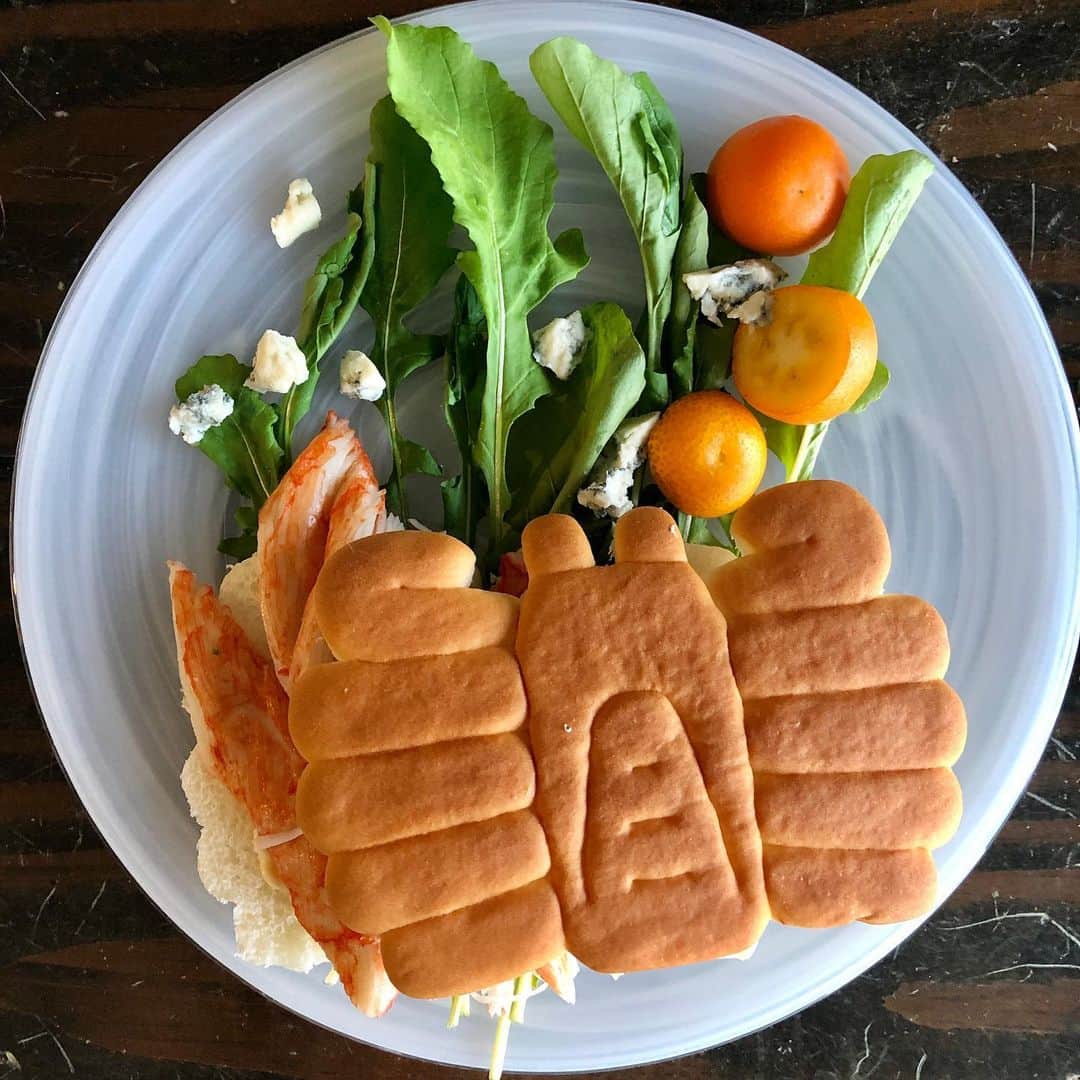 池田有希子のインスタグラム：「今日のお昼はカニ尽くしよ〜🦀 （かにぱんにカニカマ挟んだだけ😝） （材料全て最寄りのコンビニで調達‼️）  蟹が食べたい時とカニカマが食べたい時、というのは明確に個別に存在しているのである。カニカマの美味しさったら。カニ酢まで付いちゃって。あとかにぱんすごく美味しくなってる。前はもっと乾パンぽさがあったと思うんだけど。  #カニだらけなのにカニがいない #かにぱん　#かにかま　#fauxcrab #fauxcrabsandwich #playingwithfood」
