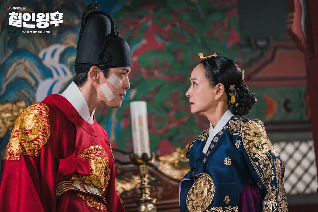 tvN DRAMA【韓国】さんのインスタグラム写真 - (tvN DRAMA【韓国】Instagram)「카리스마 왕의 귀환🔥 오늘 밤 13화! 놓치면 후회하오~😆  매주 [토일] 밤 9시 tvN 방송 #조선중전영혼가출스캔들 #철인왕후 #MrQueen #신혜선 #김정현 #배종옥 #김태우」1月23日 13時00分 - tvn_drama