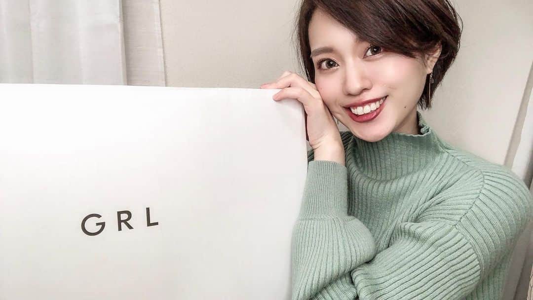 荒川知美(Arakawa Tomomi) のインスタグラム：「(スワイプでサムネBefore⇄After)﻿ ﻿ 今年初のお買い物はグレイル💟﻿ 12000円分ぐらい買って、全部2000円以下🥺﻿ ほんま安い！！すごい！！﻿ ﻿ 今回は3年ぶり？4年ぶり？とかにショーパン買って﻿ 足出しファッションにも挑戦しました🦵﻿ ﻿ YouTubeで購入品紹介してるので﻿ 是非見てください🥰﻿ ちなみにこの緑のニットも今回グレイルで買ったよ🌿﻿ ﻿ ﻿ 相変わらずインスタストーリーばっか更新して﻿ フィード投稿忘れちゃう🤣🤣﻿ 今年はもっと多く更新するの目標にします！笑﻿ ﻿ #グレイル #GRL #グレイル購入品 #春服 #冬服 #プチプラ #プチプラコーデ #プチプラファッション #購入品 #イエベ秋 #イエベ #骨格ナチュラル」
