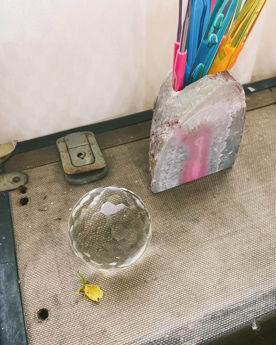 蓮沼千紘さんのインスタグラム写真 - (蓮沼千紘Instagram)「それから文鎮にしようと思って買ったカッティングの可愛い透明の玉。」1月23日 13時02分 - knitchihiro