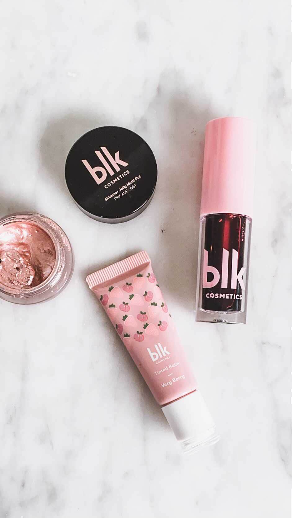 アン・カーティスのインスタグラム：「Under 5 minute look. Perfect for today’s hot summer day. A little blush and a little sparkle and I’m done. Used blk Very Berry Cheek Tint and Tinted Balm ANNND and our shimmer jelly pot in Pink Pearl! Btw our tint and jelly pot are now available on @urbanoutfitters ✨ YAY! Trop cool! 💖 @blkcosmeticsph」