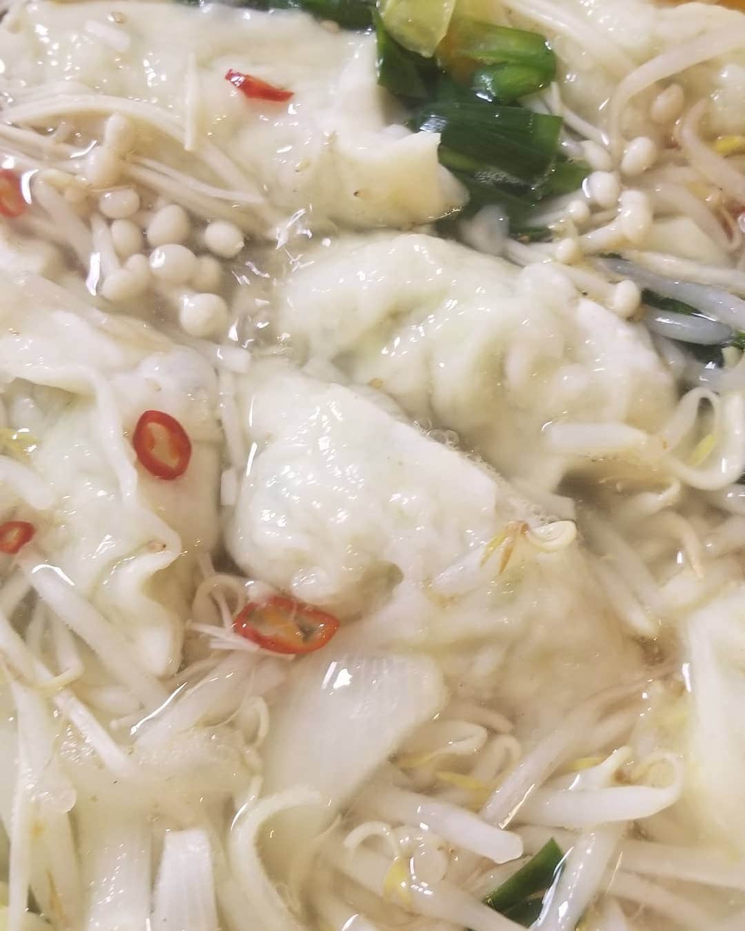 三浦涼介さんのインスタグラム写真 - (三浦涼介Instagram)「餃子鍋  スーパーオオゼキの丸上食品ジャンボ本手造り餃子を使って鍋を作りました。 とっても美味しい餃子、オススメです。 #餃子鍋#オオゼキ#丸上食品#ジャンボ本手造り餃子」1月23日 13時09分 - ryosuke.miura216