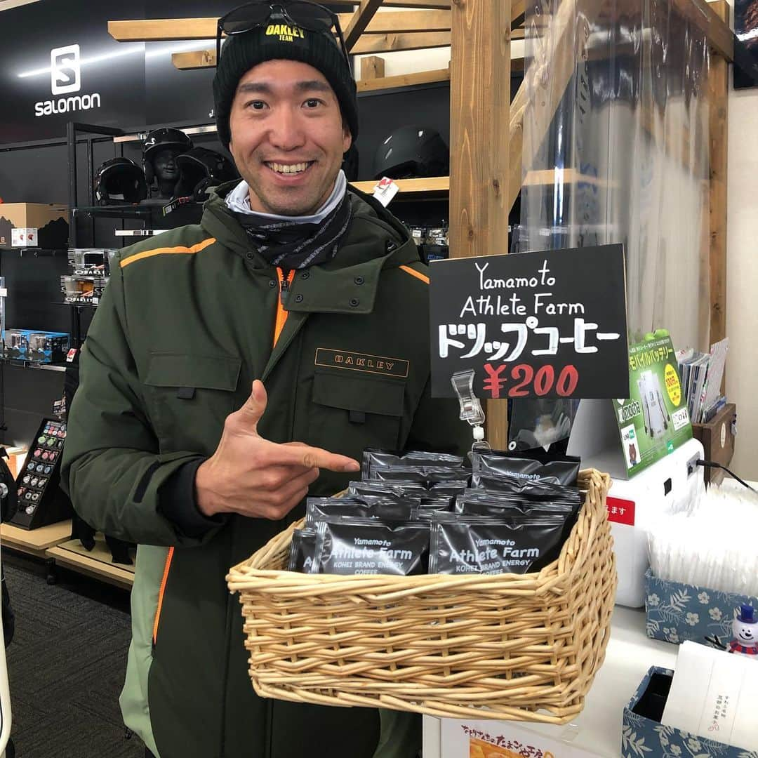 山本幸平さんのインスタグラム写真 - (山本幸平Instagram)「🆕お知らせ🆕ドリップバックコーヒー☕️KOHEI BRAND ENERGY COFFEE 店舗購入可能な店舗 富士見パノラマリゾート　売店にて販売しています。冬はスキー⛷夏はマウンテンバイク🚵🏿‍♀️ 身体を動かす前後で1杯いかがでしょうか？  @yamamotoathletefarm @fujimipanorama  #athletefarm #koheibrandenergycoffee #coffee #sports #outdoor #food #athlete #healthyfood #コーヒー　#スポーツ　#健康　#食 #キャンプ#自然　#アウトドア#アスリートフード　#自転車#トライアスロン#マウンテンバイク」1月23日 13時12分 - kohey55