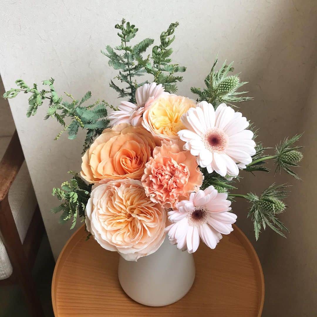 のインスタグラム：「久しぶりの薔薇とガーベラ。バランスが難しくてなんかまとまらない…けどまあいい。やっと週末だーのんびりしよう。そんな感じの今週のお花。 #flowers #rose #お花　#花のある暮らし」