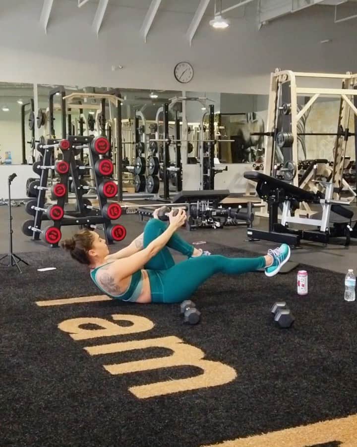 Tianna Gregoryのインスタグラム：「Quick Abs circuit powered by @Stoked.Beverage 😋 Follow the inventor @BangEnergy.CEO #StokedEnergy #EnergyDrink #BangEnergy」