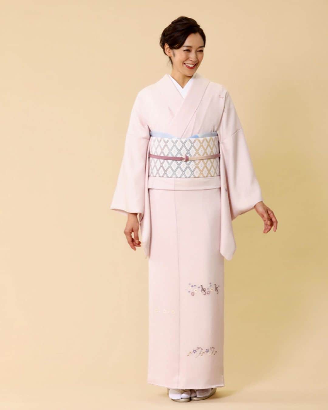 石橋奈美のインスタグラム：「「きもの やまと」  撮影現場の皆さん、温かくて面白くて。  着物1枚1枚の 作り手さんの想いをお話ししてもらいながらの撮影でした。 楽しかったぁ。  ありがとうございました。  @kimonoyamato  @atelierharuka_miyashita   #きものやまと #着物 #訪問着 #kimonoyamato #NMTinc. #NamiIshibashi #kimono」