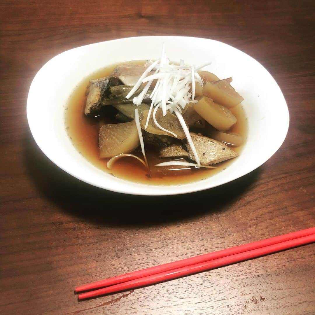 大町怜央さんのインスタグラム写真 - (大町怜央Instagram)「【男飯】 先日平松先輩(@shuzohiramatsu_ntv )がストーリーに投稿していた「ぶり大根」が美味しそうだったので、作ってみました！🐟  人生で初めて作ったぶり大根、ちょいと薄味になりましたが、さすがは寒ブリ。脂がのって美味しかったです☺️  #アナウンサー#お昼ご飯 #男飯#ぶり大根 #煮汁で炊き込みご飯でも作ろうかな #修造さんは料理の師匠 #勝手に参考にさせてもらっております #居酒屋平松で1番量を食べてたのは多分僕 #また行けるように今は自分の腕を磨きます #次は何を作ろう」1月23日 13時22分 - omachi_reo