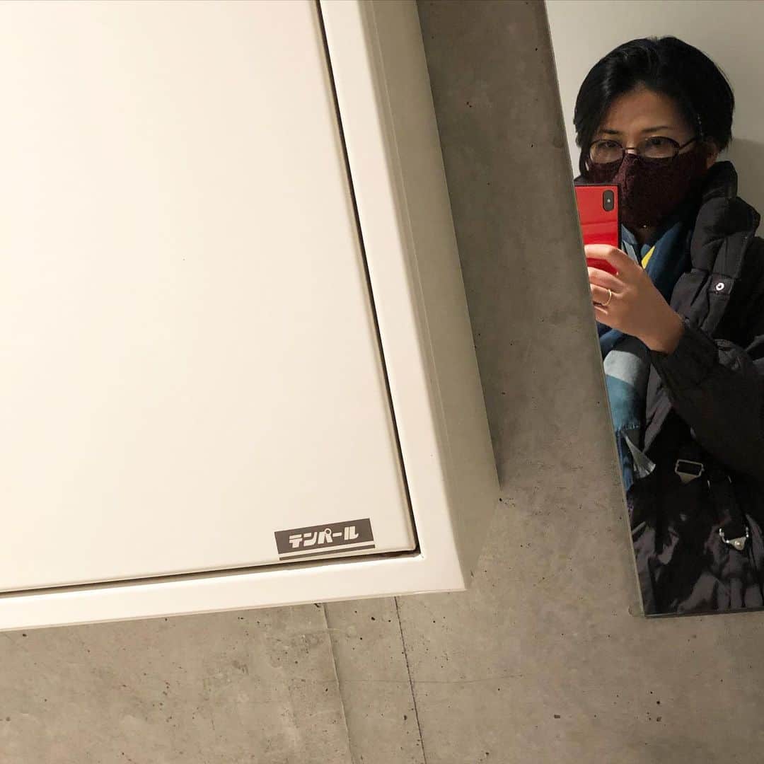 岡田育のインスタグラム：「. #おちつけ #テンパール . The product named like “in-panic” and I said “calm down” to it. . ＜当社が開発した自動遮断式開閉器（安全ブレーカ）は、当時の電気工作物規程に定められたスイッチの具備すべき１０（テン）の条件をすべて満足していること、また、バイメタル形のブレーカは温度（TEMPERATURE）で動作することからこの「テン」（TEM）と、これらの優れた内容を宝石である真珠「パール」(PEARL)になぞらえ、この２つをつないで「テンパールスイッチ」と名付けました。＞ #テンパール工業」