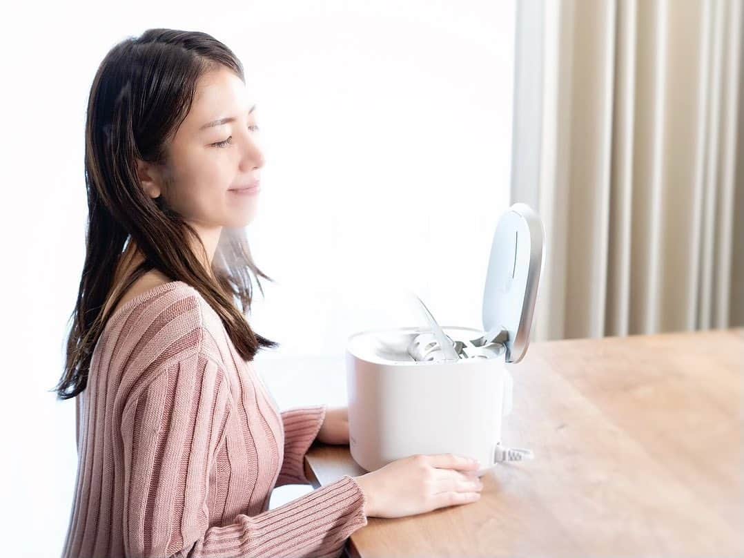 のインスタグラム：「* Panasonicの最新スチーマーナノケア☺️✨ 価格.comマガジンの撮影で試してきたよ😍 @panasonic_beauty   化粧水を噴射できる機能が追加されて ずっと気になってたのーーーー🥺✨ 冬の時期は部屋の保湿にもなって とってもとってもお勧め。  旧機種持ってるけど、これは買い換えたい☺️！ 価格.comマガジンの記事をぜひ見てみてね❤️  #価格コム #価格コムマガジン #panasonic #スチーマー #家電 #美顔器 #パナソニック」