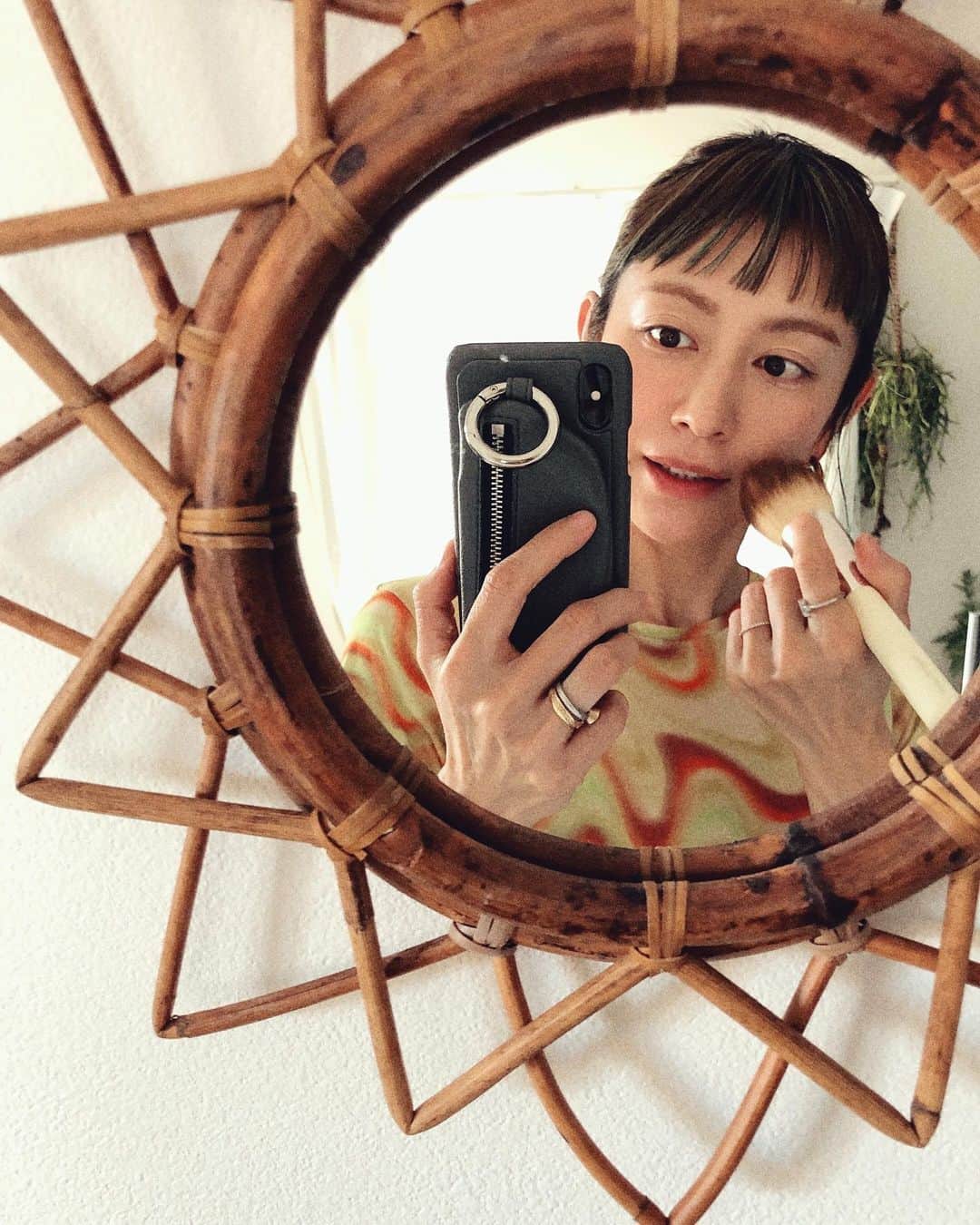 のインスタグラム：「毎日するメイク♡ やっぱり肌の調子が良くてメイク乗りがいいと、朝からテンションが全然違いますよね😙 最近仲間入りして使い始めたGLORIEのスターターセット。 @glorie.official 最新テクノロジーを駆使して、メイクOFFからお手入れの最後まで界面活性剤を使わずケア出来ます。 セットの中に入っているナイトクリームには、ビタミンC含有量の多いキウイエキスが使用されているから美肌もサポート。 うんうん嬉しい♡ マスク生活もまだまだ続くし、肌荒れ防止の為にもスキンケアにはこれまで以上に力を入れていかなくてわ○ #glorie #グロリエ #GLORIE #PR #スキンケア #ツヤ肌 #マスク生活 #大人カジュアル #ママファッション #ママコーデ #ボブヘア #赤ちゃんのいる生活 #男の子ママ #女の子ママ #子供のいる暮らし #インテリア #ブリーチヘア #前髪ぱっつん」