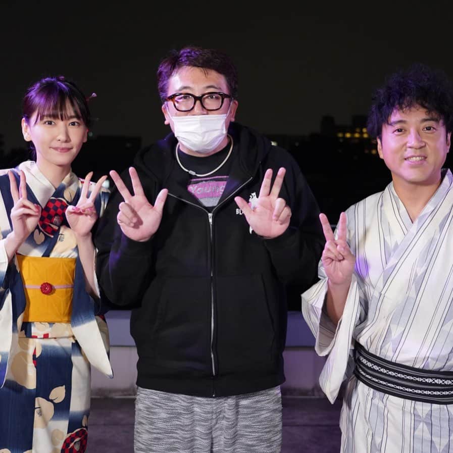 【公式】親バカ青春白書のインスタグラム：「ムロさん誕生日おめでとう🎊  これたぶん初出し🤔 このあと、ムロさんが気を利かせて、福田監督と新垣結衣ちゃんを2ショットにしてあげました😁  #ムロツヨシ #福田雄一 #新垣結衣  BD＆DVD未公開シーン復活版発売中📀 メイキングなど特典映像も約3時間収録✨」