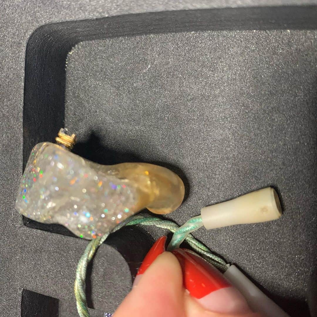 YURIのインスタグラム：「断線。海外メーカーの為、修理は4〜5ヶ月かかるって言われたんだが、、やっぱこう言う時は国内メーカーにしてればなぁーって車の修理と同じよな事考えるよね。ミュージシャン、アーティストの皆さん、おすすめメーカー有りますか？教えて、ぷりーず🙏🏼My Westones... they told me it’s gonna take 4-5months to repair, @westoneaudio being that they’re based in the US. My musician friends, do u have any recommendations on other options if I were to just make new #inears ?! #singer #tokyo #japan #musicianproblems」