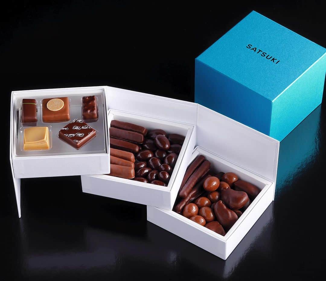 ホテル ニューオータニさんのインスタグラム写真 - (ホテル ニューオータニInstagram)「来月はいよいよバレンタイン！ピエール・エルメ・パリの人気チョコレート6種 ＆ SATSUKI オリジナルチョコレート5種が詰まった『SATSUKI CHOCOLATE 3段BOX』で、大切な人に想いを伝えてみませんか🎁✨  ﻿ ◇ご予約・詳細は @hotelnewotanitokyo 公式ウェブサイトより「パティスリーSATSUKI」のページをご確認ください。﻿ ﻿ Treat your love to an elegant box of chocolates that taste as good as they look!  #patisseriesatsuki #pierreherme」1月23日 13時30分 - hotelnewotanitokyo