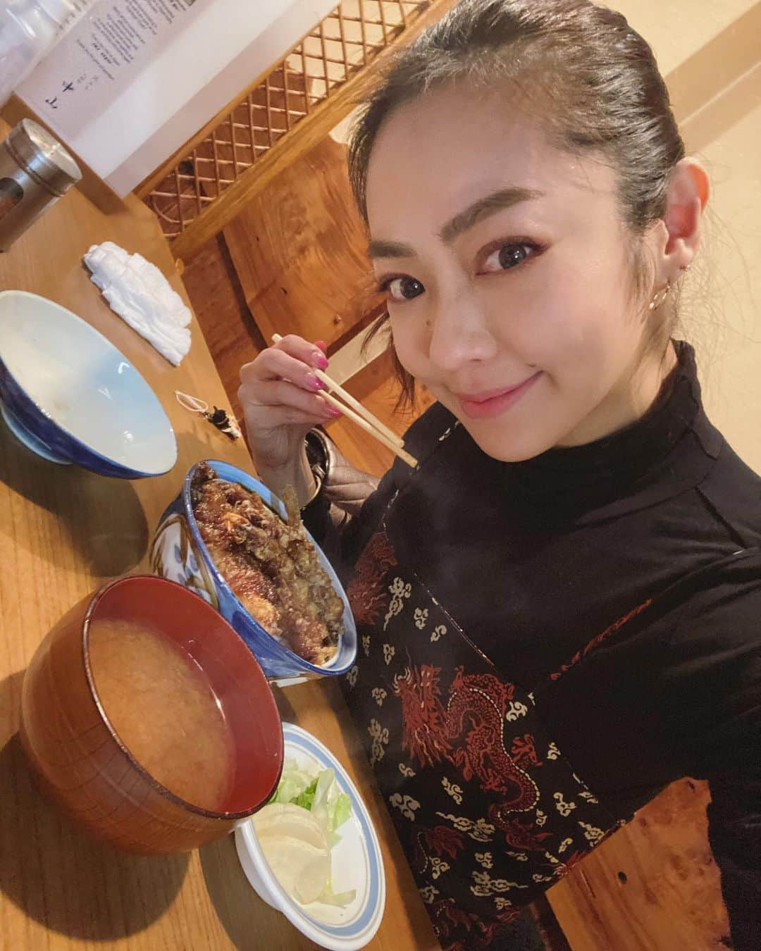 松岡李那さんのインスタグラム写真 - (松岡李那Instagram)「てんてんどんどんてんどんどん 天丼マン参上❣️おいちぃ😋 ここのお店知ってますか？評価 #天丼 #天ぷら中山  #人形町グルメ」1月23日 13時32分 - linahxoxo