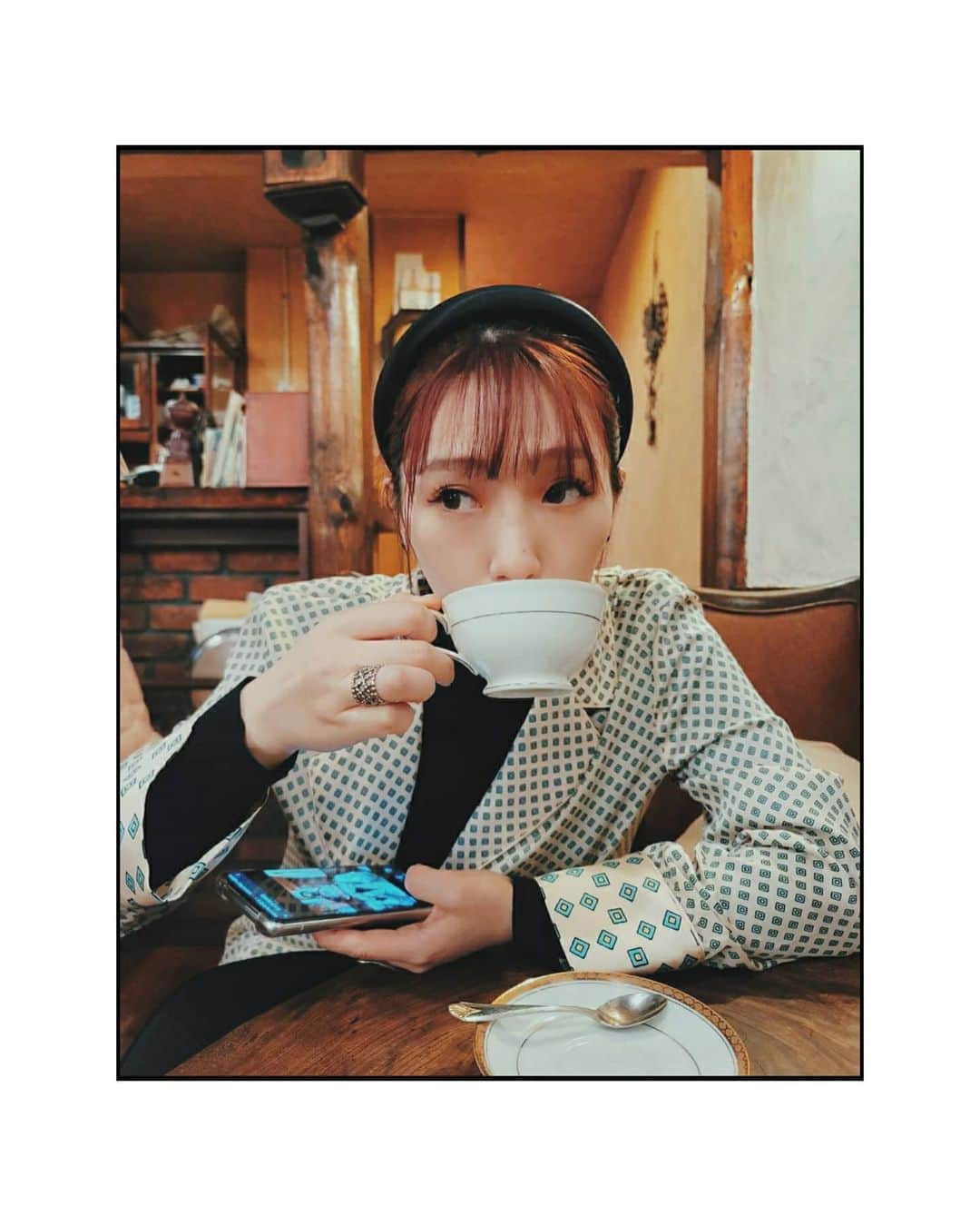 貴愛kwiae Officialのインスタグラム：「毎日変な夢を見るなぁ🤔 次のStreamingLiveは2月13日🔥💖 この日はなんと新しく出来た配信スタジオを お借りしてライブする予定です🔥💖！ 時間がいつもより早くなると思います🥺 (まだ決まってないのでスケジュールには18:00にしてある🥺) また分かったらお知らせするね💫  最近ワクワクする出会いももあったから 頑張ろう〜🌟💫🔥 インスタまた白枠つけてみた🤔 急に変えるとガチャガチャするな。 * * * * スマホの画面よくみると👀 #自分 #vsco #inshot #streaminglive #like #live #studio #face #selfie」
