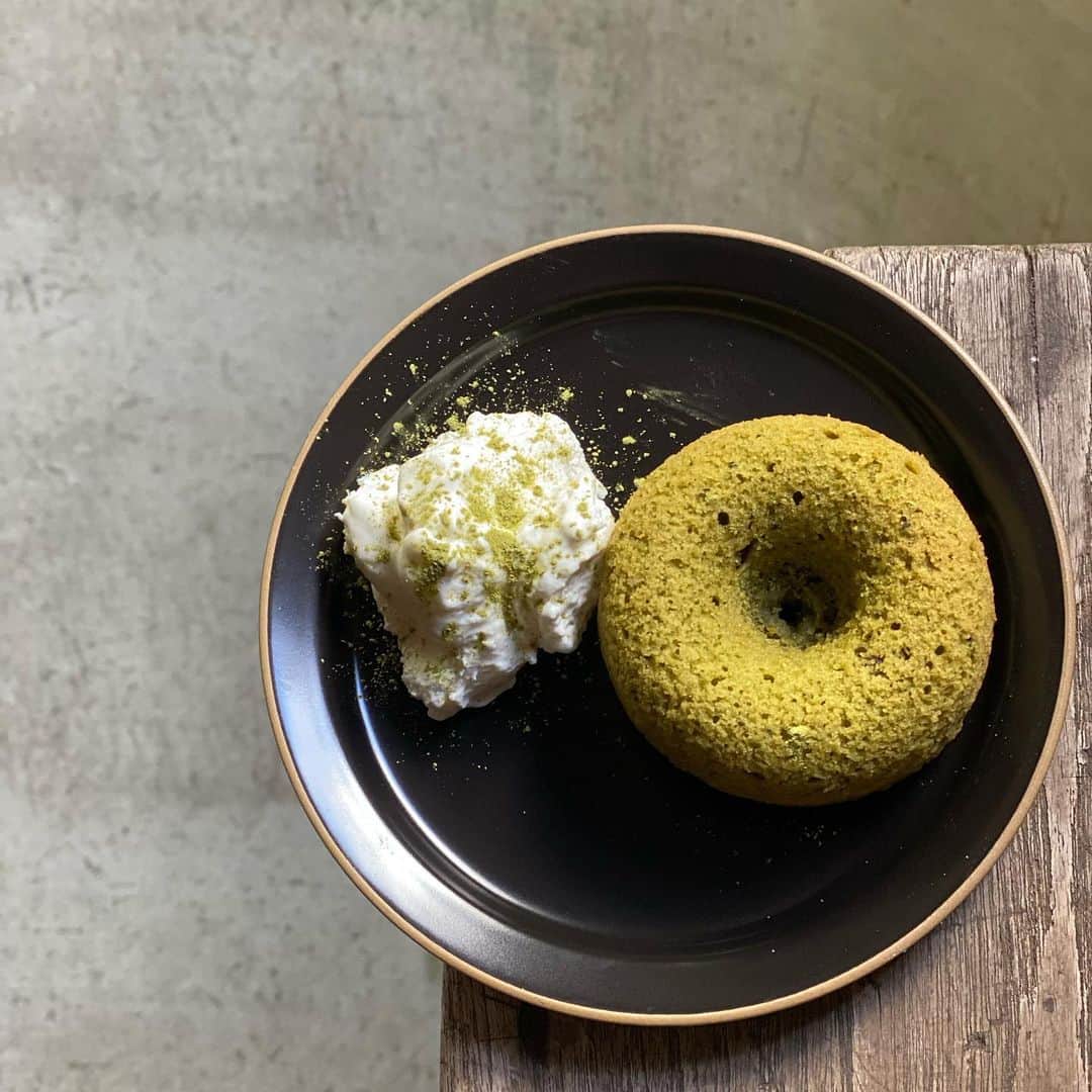 vegecafe＋αさんのインスタグラム写真 - (vegecafe＋αInstagram)「大人気♪玄米粉を使用した焼きドーナツのご紹介です🍩  大豆、アーモンドを除くアレルギーフリー グルテンフリー、動物性食材不使用の焼きドーナツでございます✨  🌱プレーン 🌱オレンジ＆プレーン 🌱ラム酒＆レーズン 🌱抹茶＆小豆  ジェラートセット、ドリンクセット、テイクアウトも承りできます😊  寒い日のカフェタイムにいかがでしょうか？☕️  #vegecafe  #vegecafe_plus_α  #西中島南方グルメ  #西中島南方カフェ #大阪カフェ #焼きドーナツ #アレルギーフリー #グルテンフリー #ヘルシースイーツ #カフェタイム」1月23日 13時41分 - vegecafe_plus_a