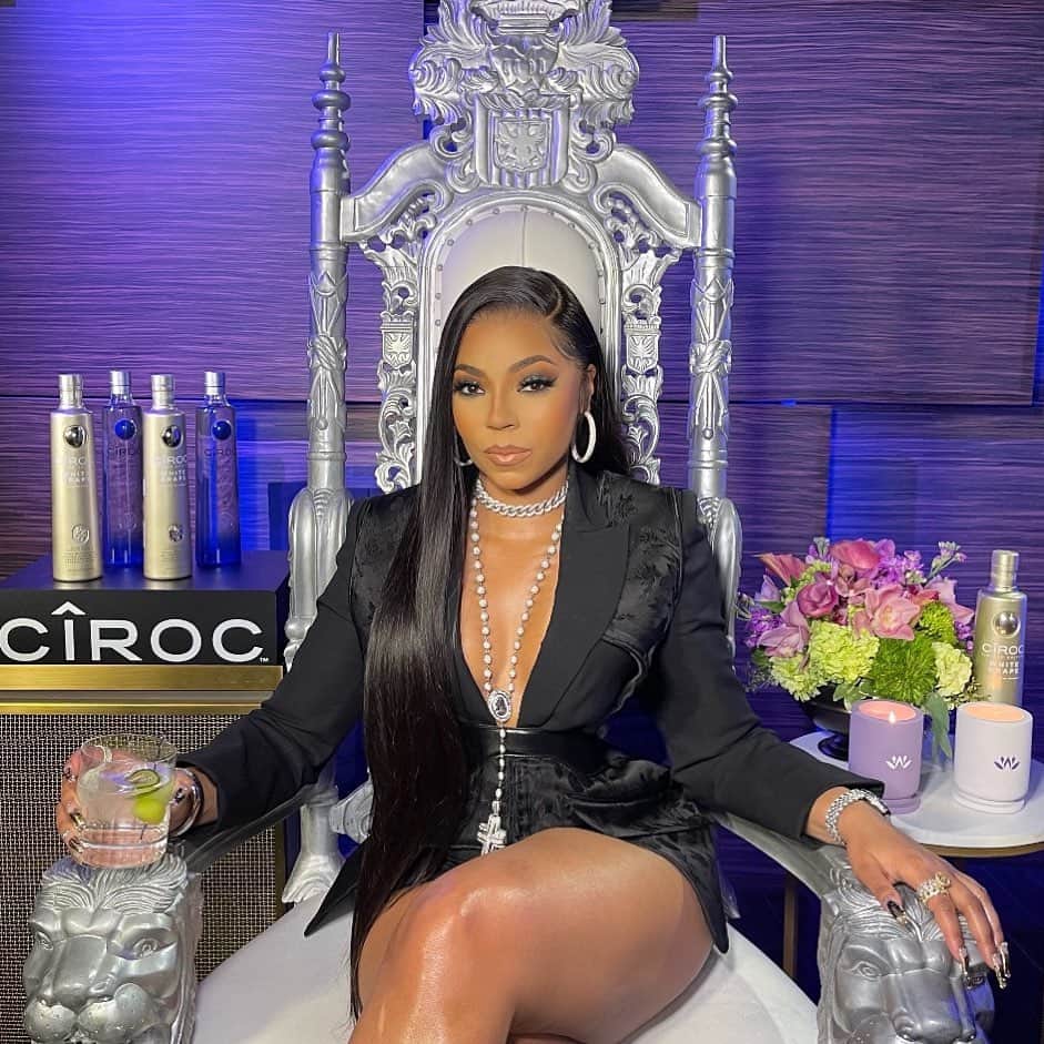 アシャンティのインスタグラム：「#ad Still celebrating my new single 2:35 🔥🔥🔥🎉🎉🎉 It’s not too late to grab your bottle of limited-time flavor, @CIROC #WhiteGrape and join me in making my signature cocktail CIROC 235 Splash. @diddy #Ciroc」