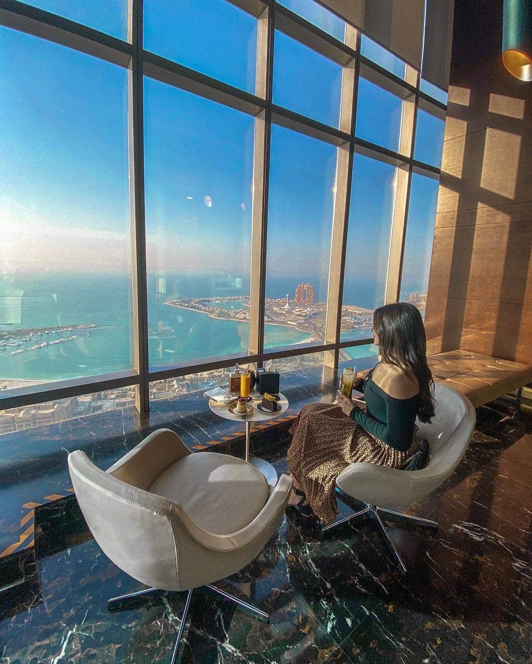 Conrad Hotelsのインスタグラム：「Enjoy uninterrupted panoramic views of the blue waters of the Gulf as you indulge in an afternoon of culinary artistry from world-class chefs @conradetihadtowers. 📸 @fatmeh.a.h」