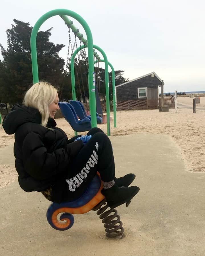 パク ・スジュのインスタグラム：「Rocking into the weekend like」