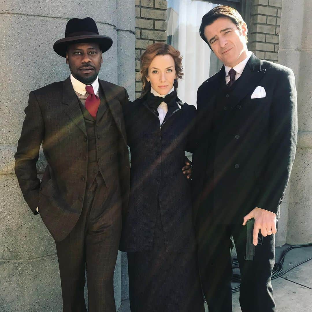 アニー・ワーシングさんのインスタグラム写真 - (アニー・ワーシングInstagram)「Can you believe it?! A TIMELESS REUNION tomorrow!  Narrated by your very own, sweet little Emma Whitmore! 🤗 Benefiting a great cause!  @feedingamerica. Join us! Link in bio.  Going to be so fun to see everyone! #timeless #timelessreunion #emmawhitmore」1月23日 4時50分 - anniewersching