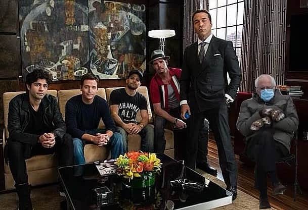 のインスタグラム：「Proud to announce the newest member of the Entourage ...  #berniesanders」