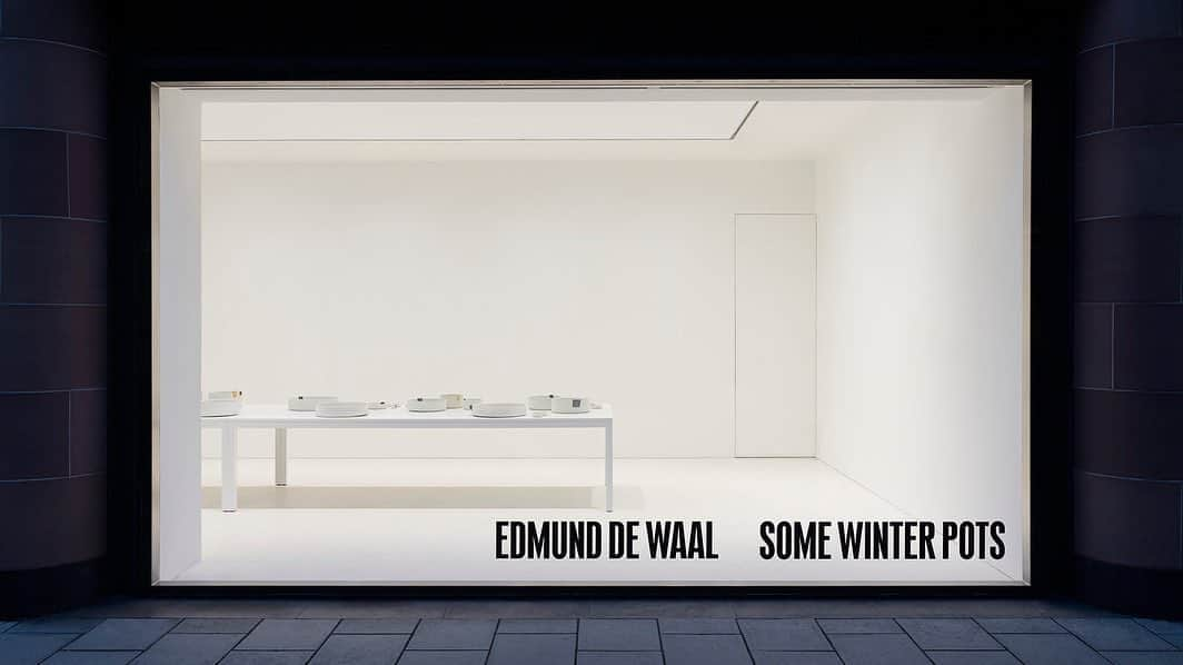 ガゴシアン・ギャラリーさんのインスタグラム写真 - (ガゴシアン・ギャラリーInstagram)「#EdmunddeWaal: "I have this strong feeling that we need things back in our hands again. And that's really what this whole exhibition is about. It comes out of that yearning." —Edmund de Waal  Join the artist in his ceramics studio as he describes the impetus behind his show in London and the importance of touch in the creation of these new works. "some winter pots" is viewable through the gallery windows of Gagosian, Davies Street, London, from 8am to 8pm through January 30. Follow the link in our bio to watch the full video. __________ #Gagosian @edmunddewaal (1) Clip from "Edmund de Waal: some winter pots." Video: Pushpin Films (@pushpinfilms); footage: Emile Kelly; (2-4) Installation views, "Edmund de Waal: some winter pots," Gagosian, Davies Street, London, December 3, 2020–January 30, 2021. Artwork © Edmund de Waal. Photo: Prudence Cummings Associates」1月23日 4時54分 - gagosian