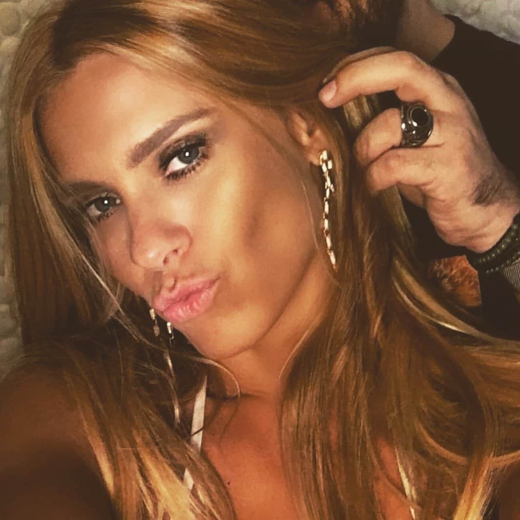 カロライナディークマンのインスタグラム：「um beijão pra vc,  sexta-feira... e já adianto q vou lhe usar; EM CASA! me liga!!!」
